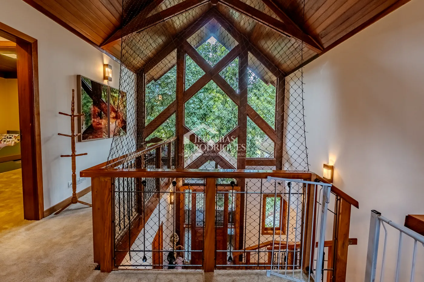 Casa à venda com 3 suítes no Condomínio Reserva Figueiredo em Campos do Jordão/SP.