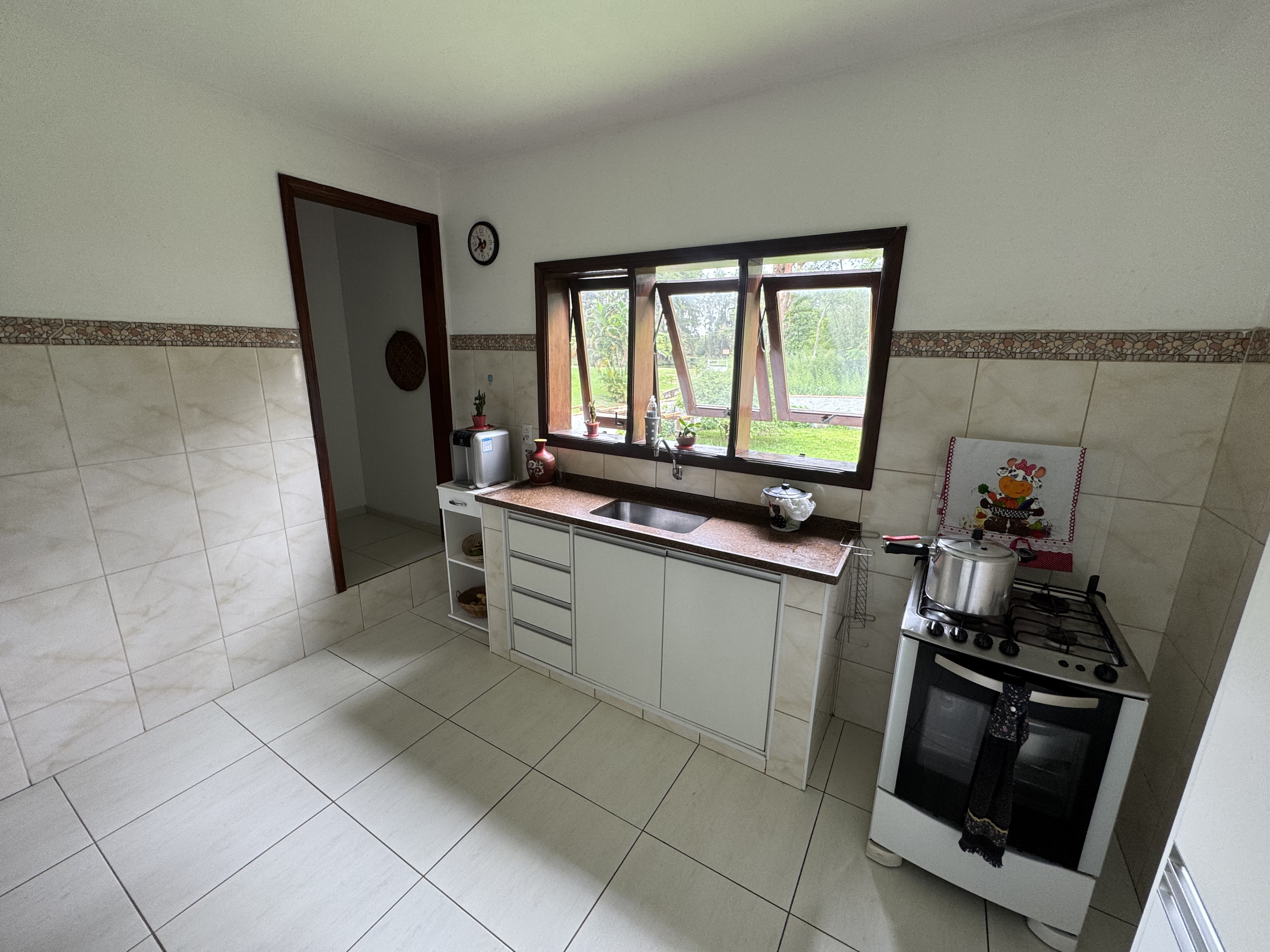 Casa à venda com 3 dormitórios no Condomínio Village Paineiras em Pindamonhangaba/SP.