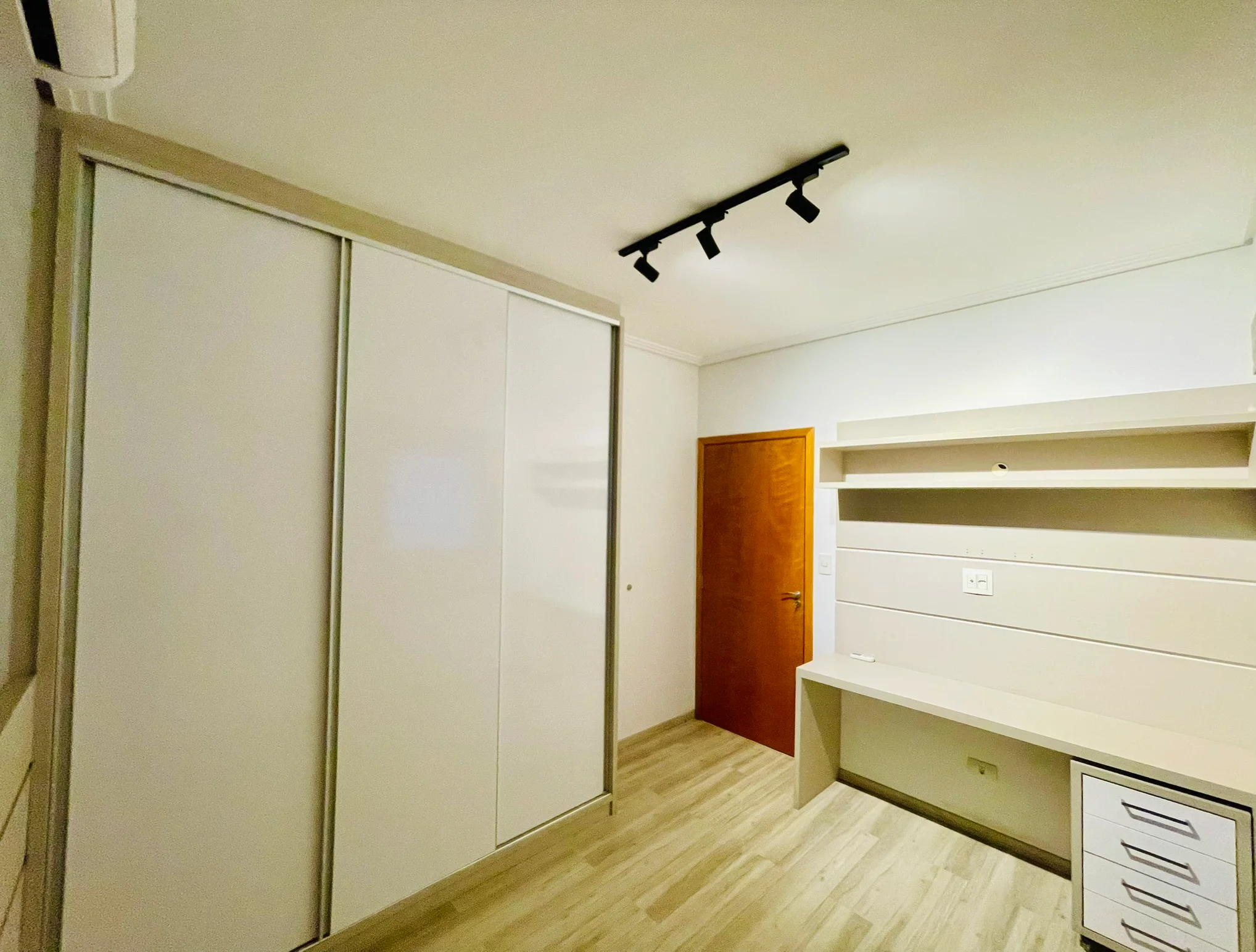 Casa à venda com 4 dormitórios no Condomínio Campos do Conde III em Tremembé/SP. 