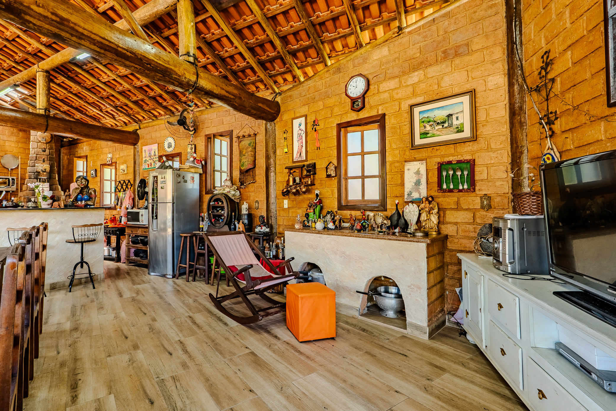 Casa à venda com 4 dormitórios no Condomínio Village Paineiras em Pindamonhangaba/SP.