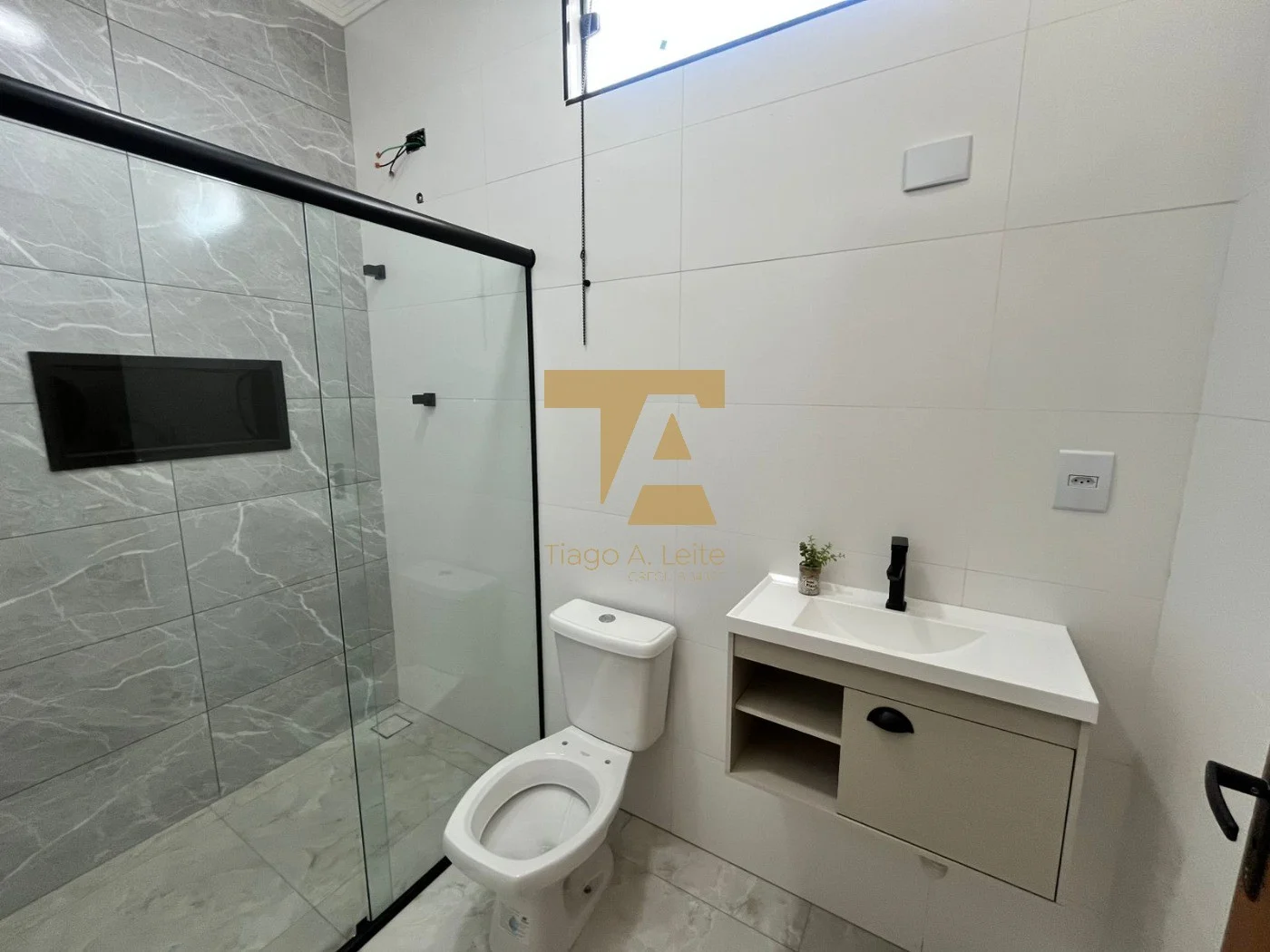 Casa no Portal dos Eucaliptos em Pindamonhangaba com suíte e closet