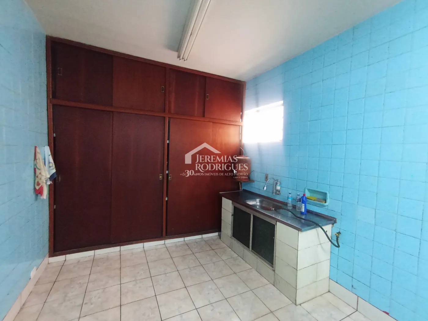 Casa para venda e locação no bairro Jardim Eulária em Taubaté/SP.