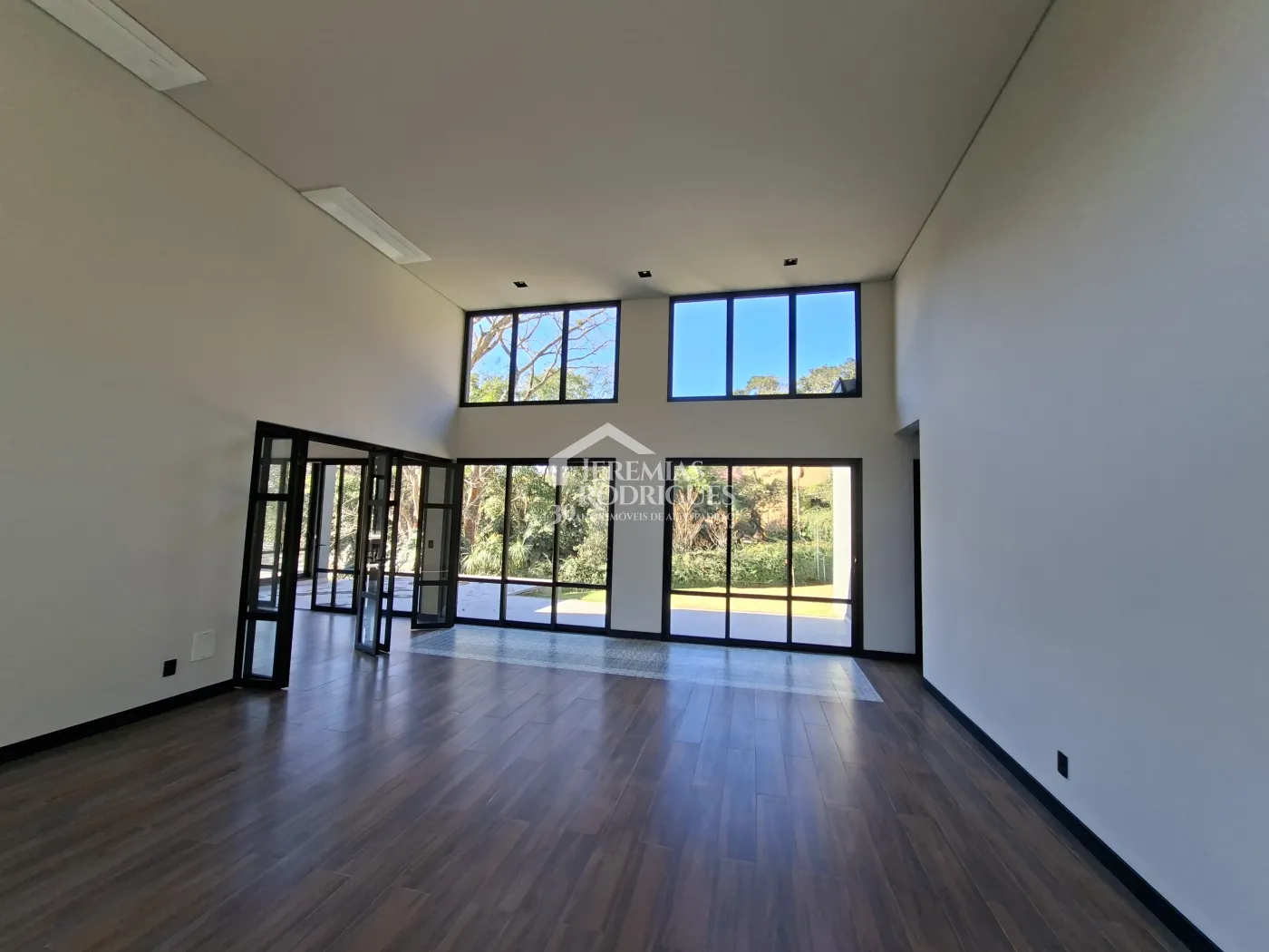 Casa à venda com 4 dormitórios, no Condomínio Parque da Mantiqueira em Santo Antônio do Pinhal/SP.