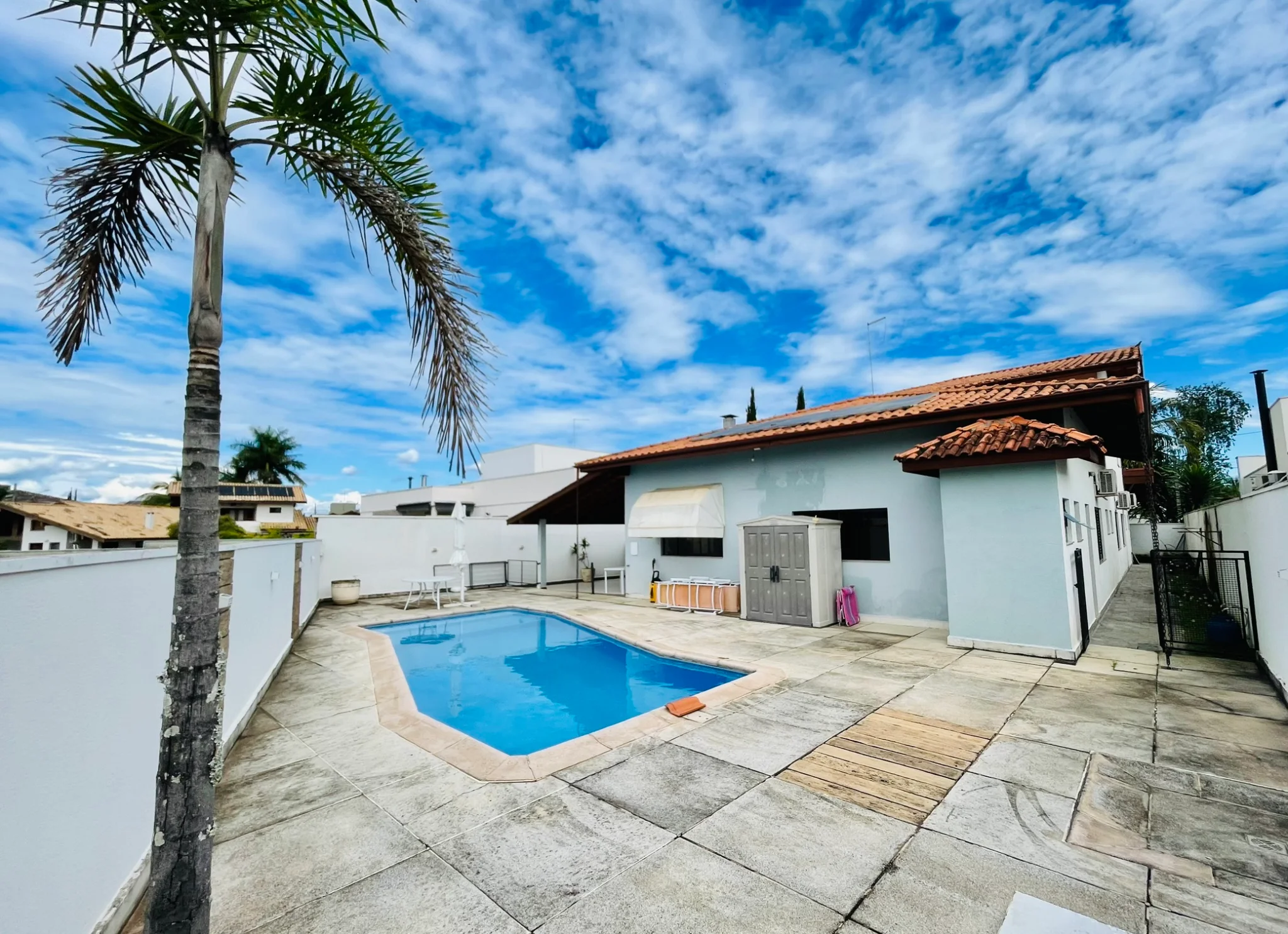 Casa à venda com 4 dormitórios no Condomínio Colonial Village I em Pindamonhangaba/SP. 