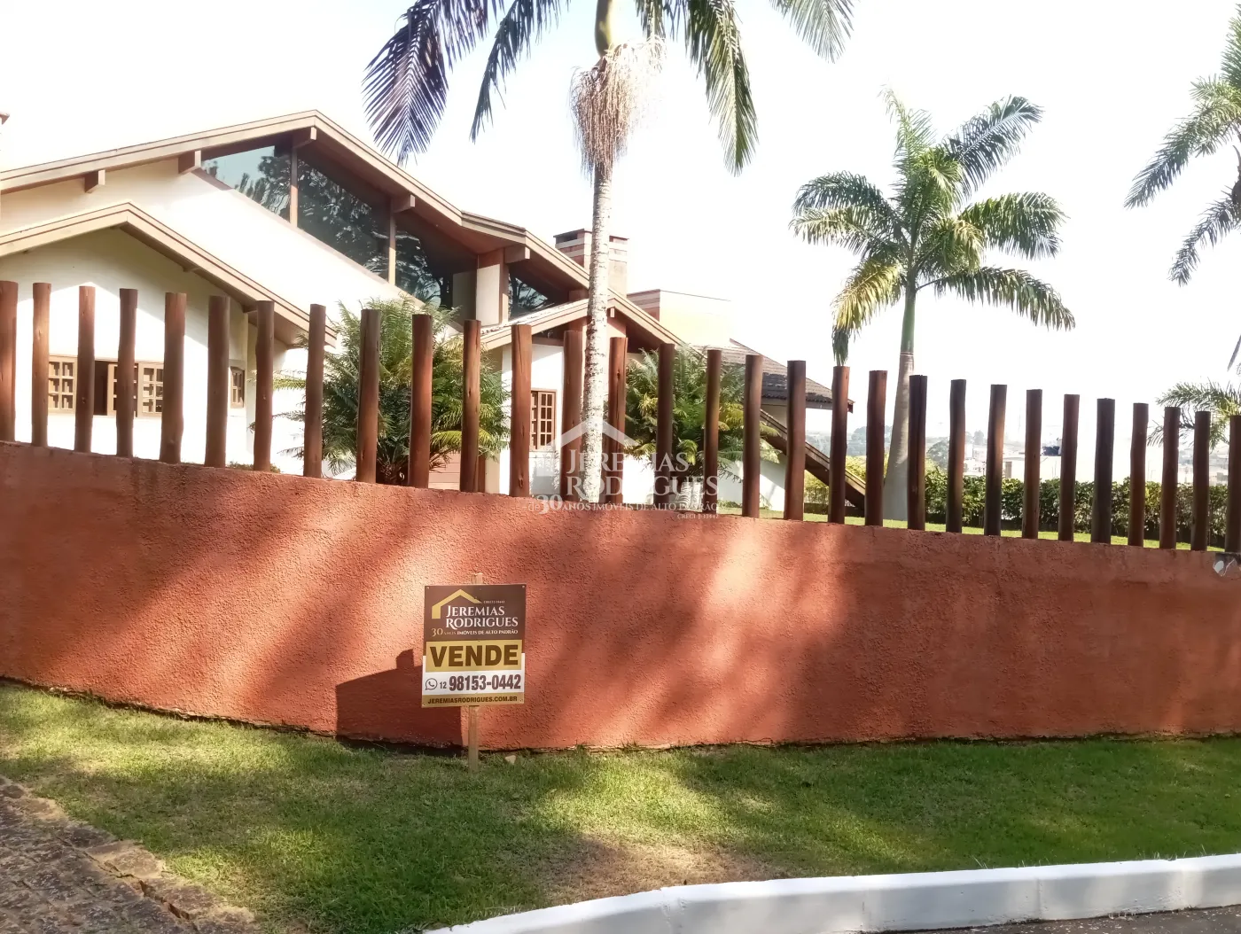 Casa à venda com 3 dormitórios no Condomínio Chácaras Cataguá em Taubaté/SP