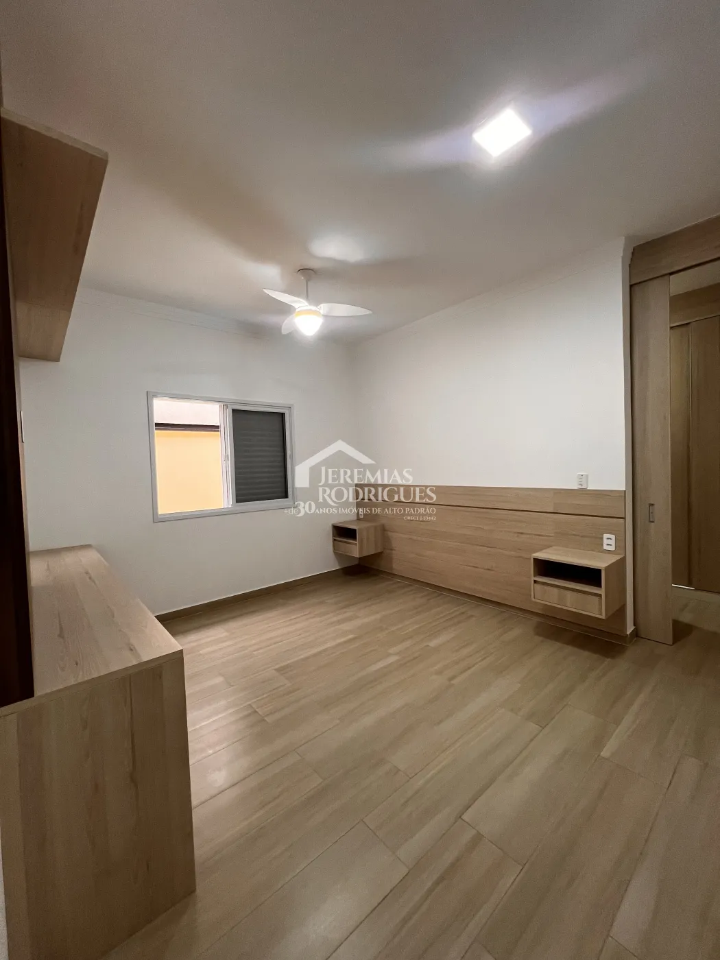 Casa à venda com 3 dormitórios no Condomínio Residencial Tecoara em Taubaté/SP.