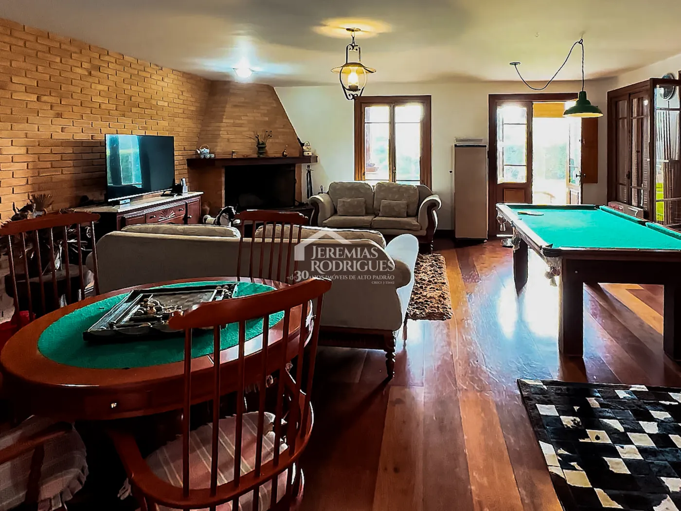 Casa à venda com 5 dormitórios no Condomínio Residencial Gran Ville em Campos do Jordão/SP.