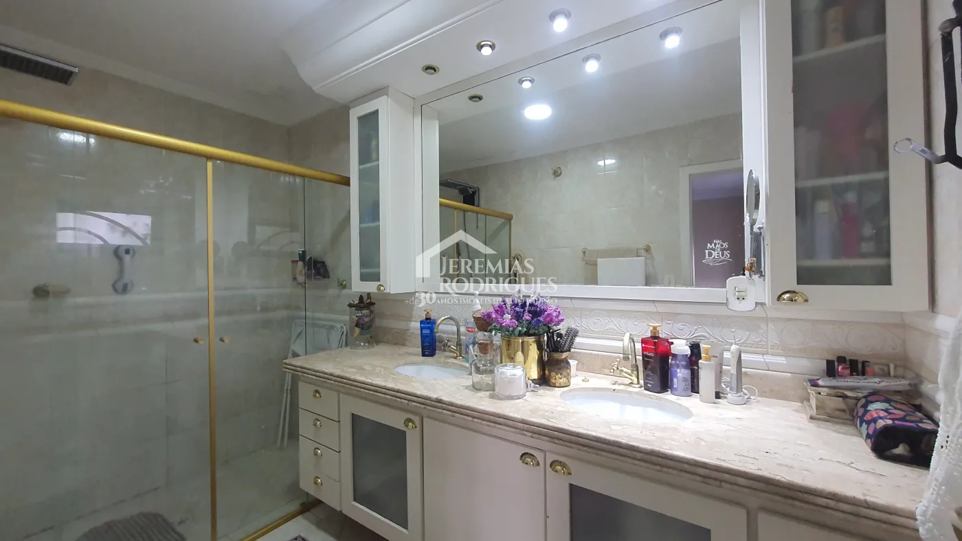 Casa para locação com 5 dormitórios no Centro em Taubaté/SP.