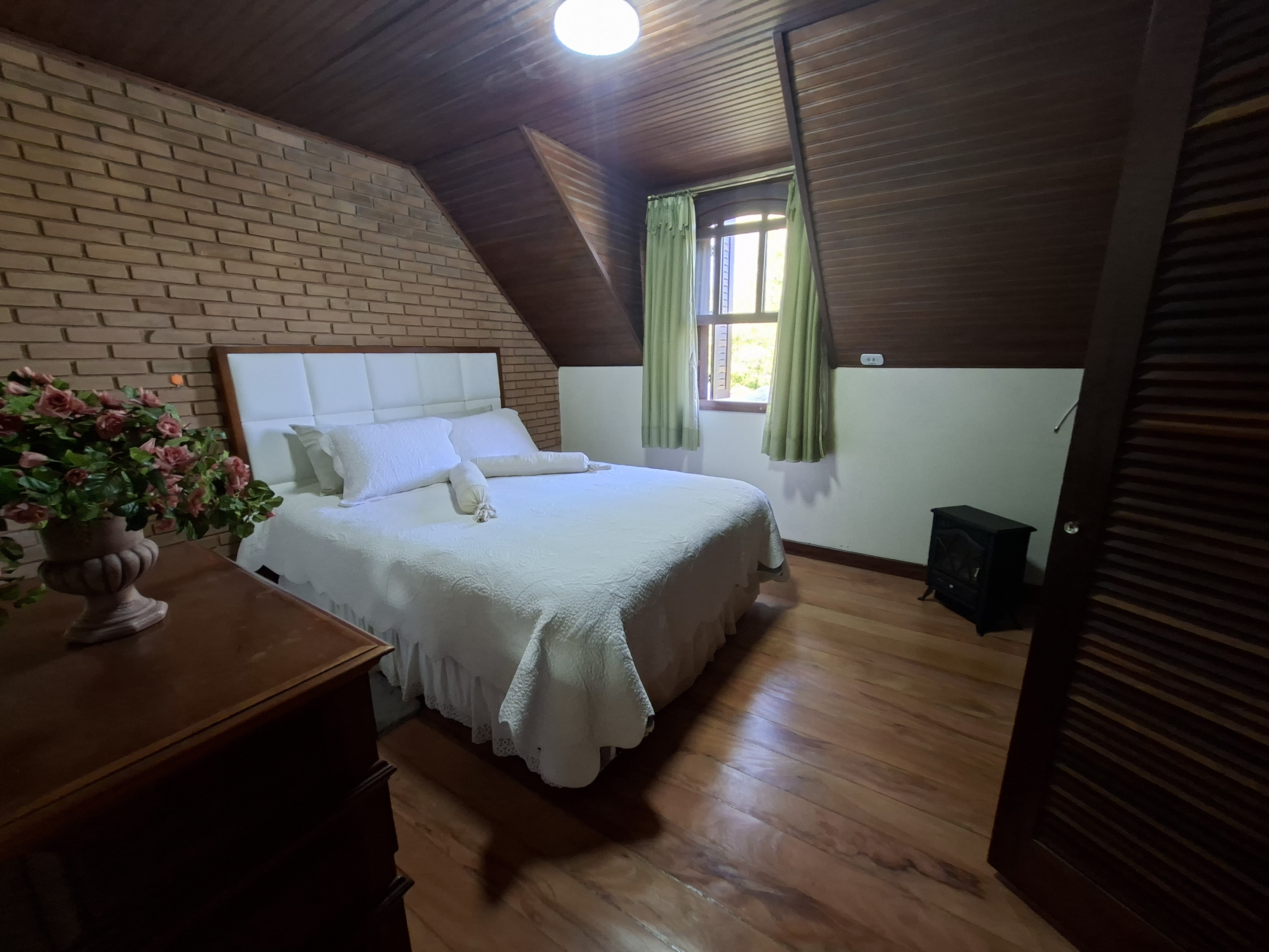 Casa para locação com 3 dormitórios no Morro do Elefante em Campos do Jordão/SP.