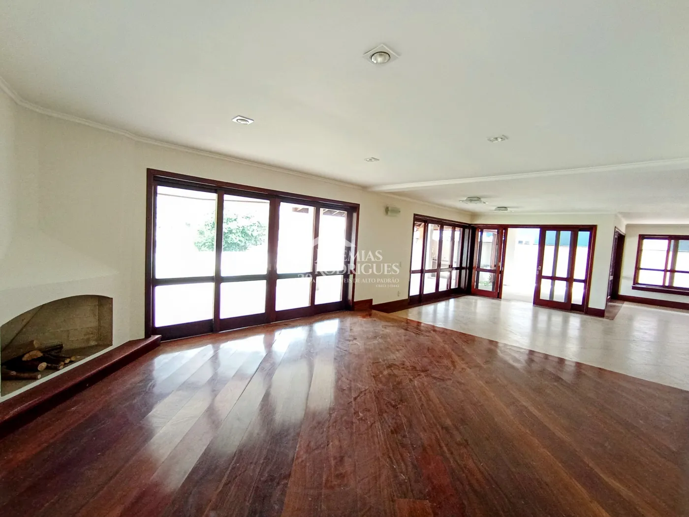 Casa à venda e locação com 4 suítes no Condomínio Colonial Village I em Pindamonhangaba/SP.