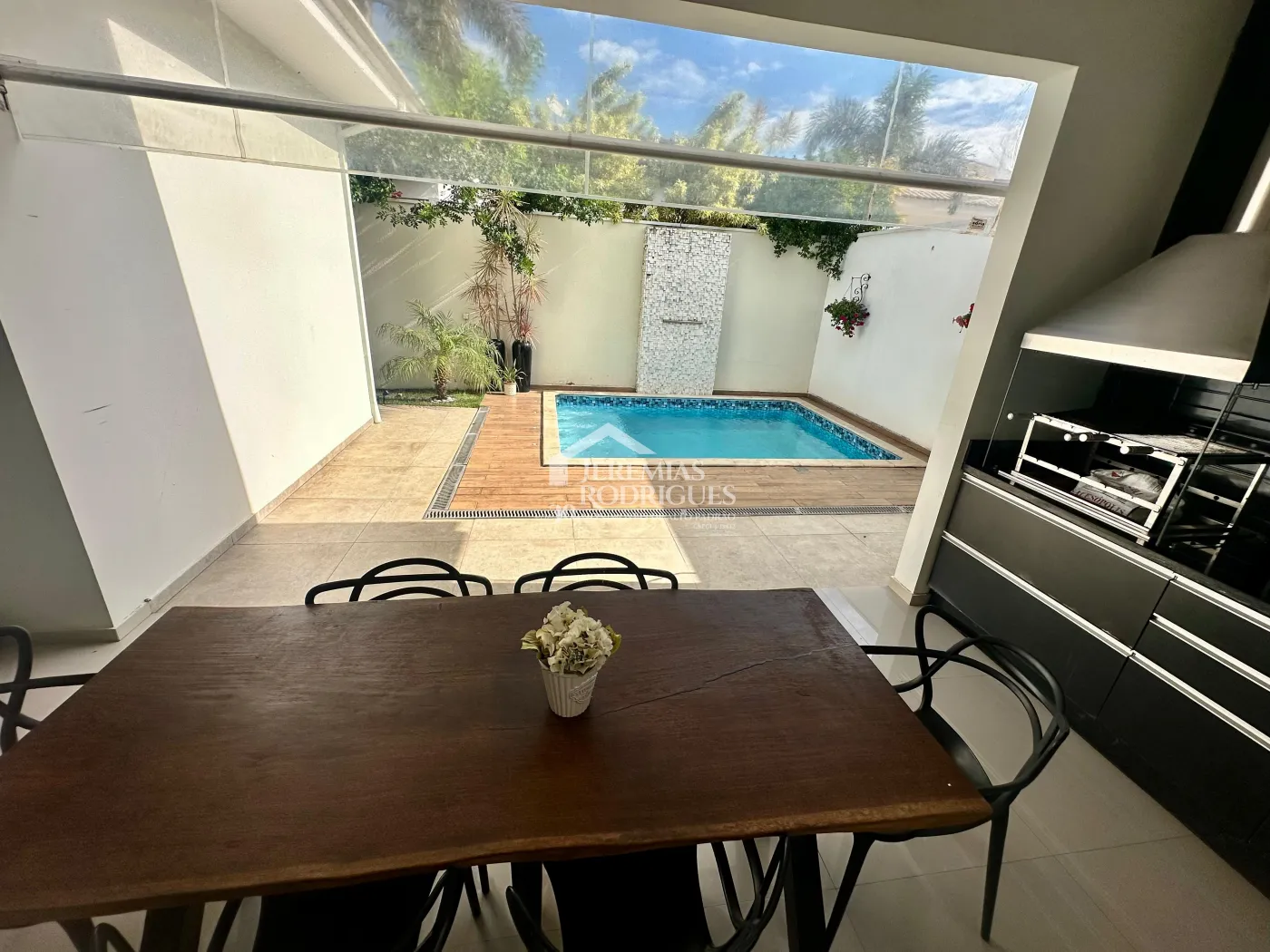 Casa mobiliada para locação com 3 suítes no Condomínio Real Ville em Pindamonhangaba/SP