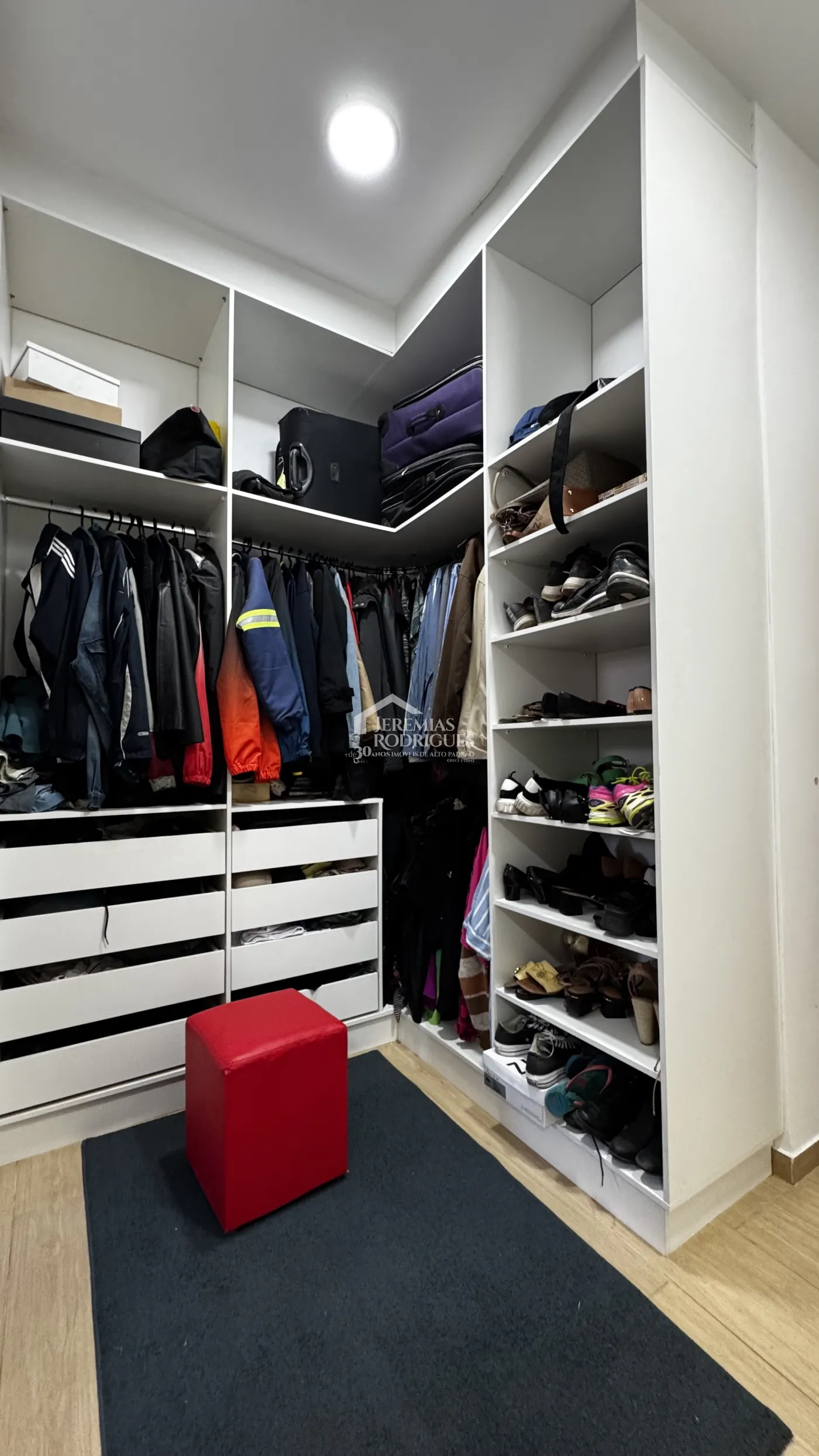 Casa à venda com 3 suítes no Condomínio Reserva dos Lagos em Pindamonhangaba/SP.