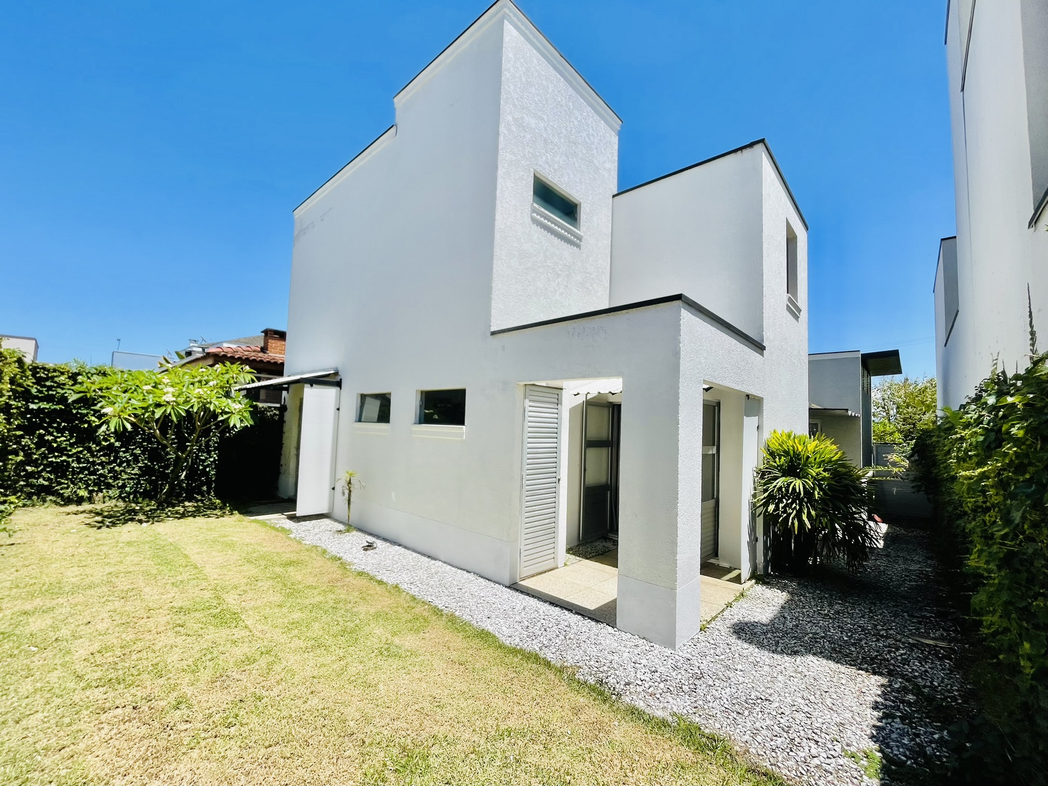 Casa à venda com 3 suítes no Condomínio Campos do Conde II em Tremembé/SP.