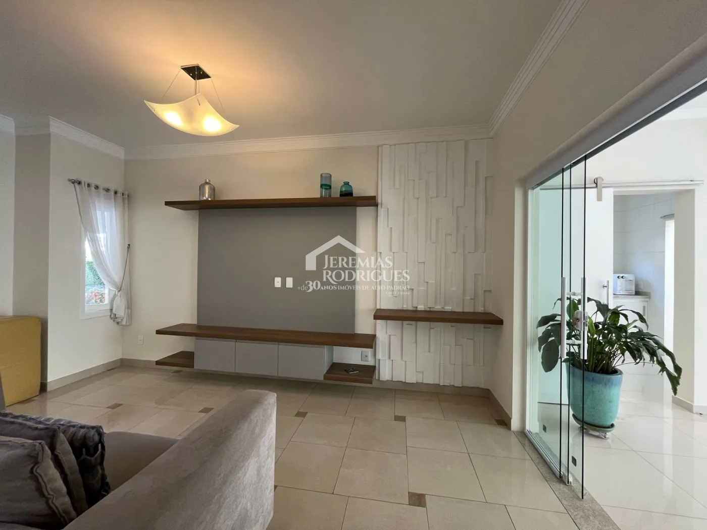 Casa à venda com 4 suítes no Condomínio Taubaté Village em Taubaté/SP.