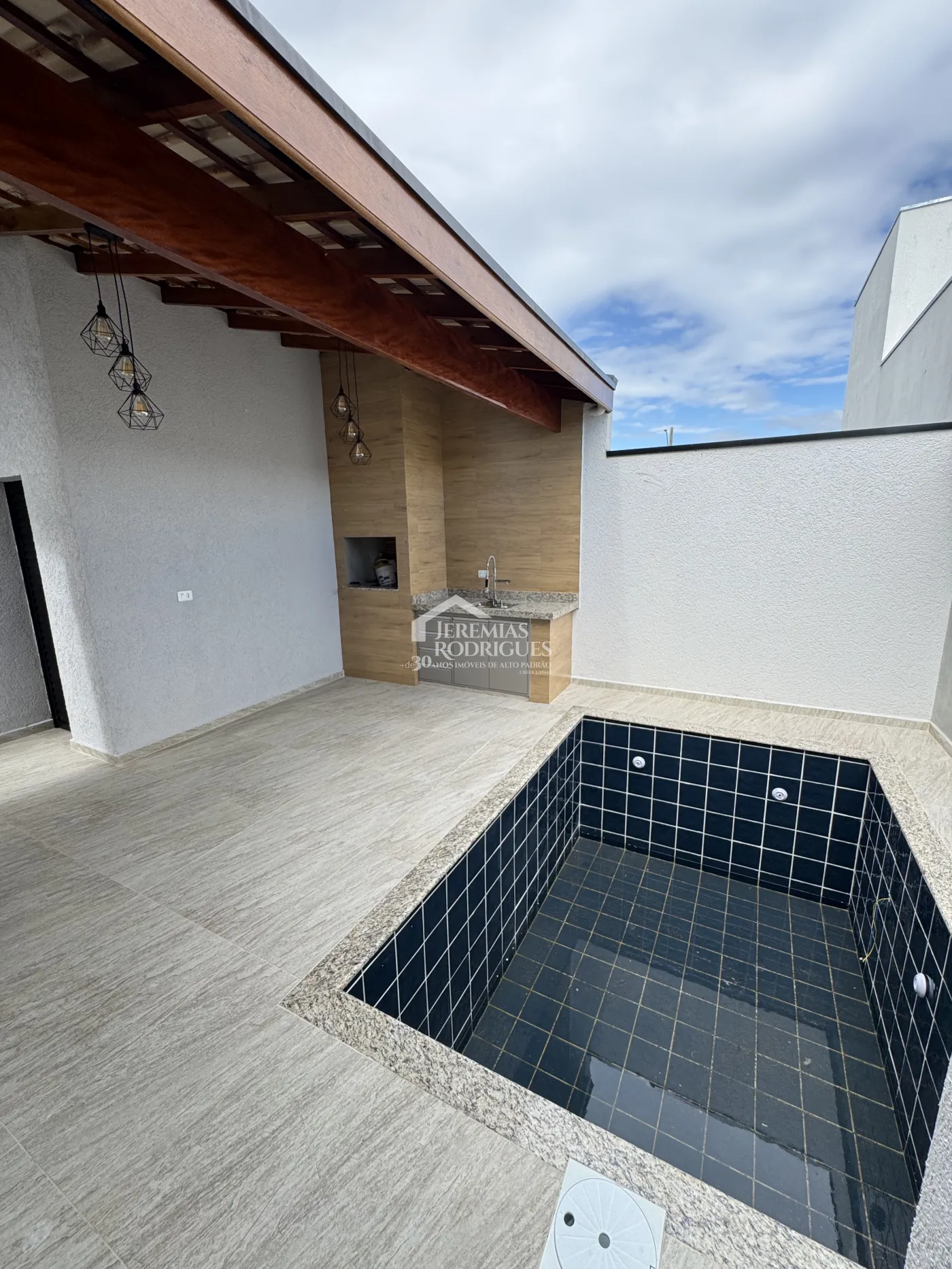 Casa à venda com 3 dormitórios no Condomínio Residencial Laguna em Pindamonhangaba/SP.