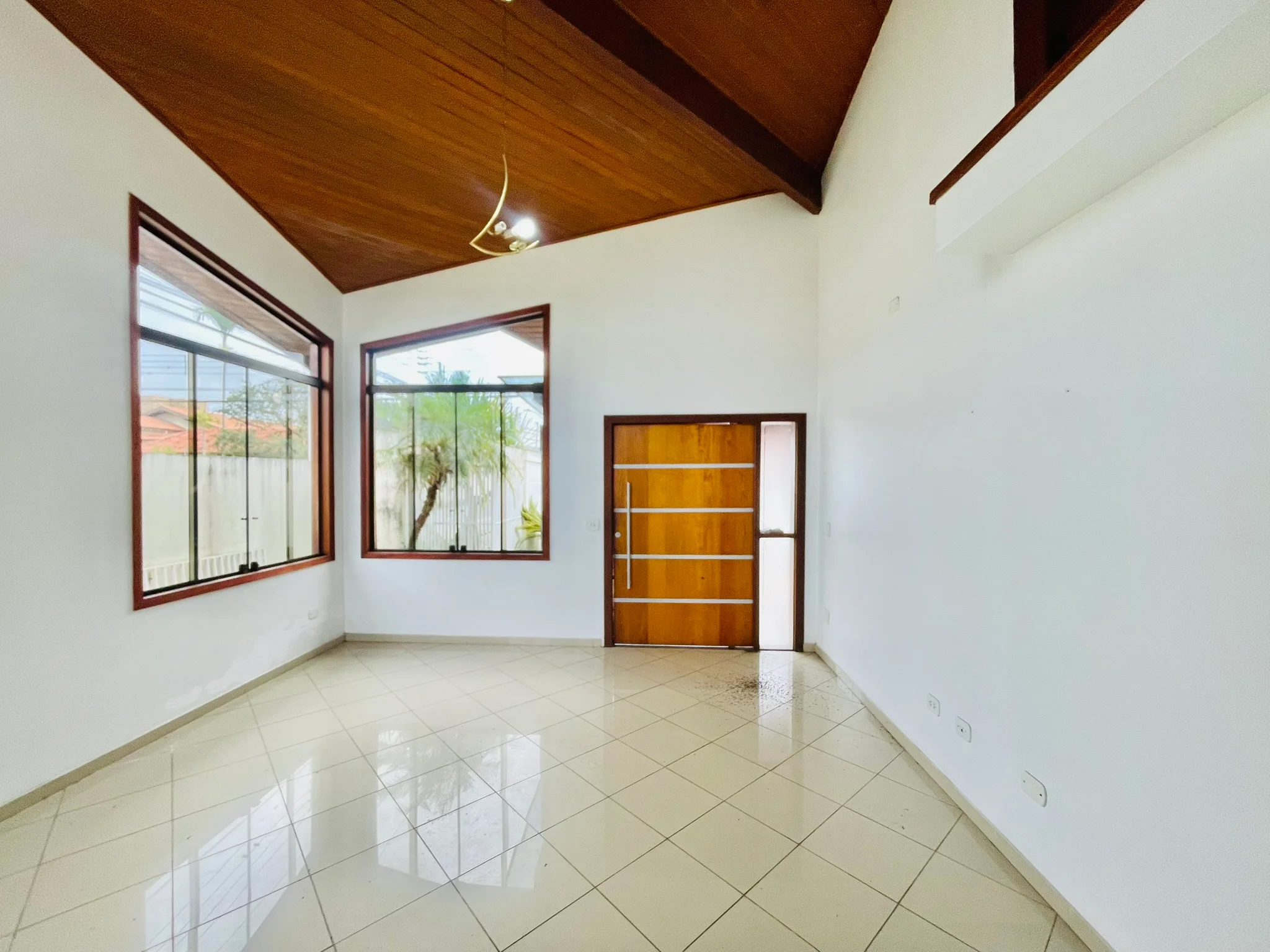 Casa para venda e locação no bairro Lessa em Pindamonhangaba/SP.