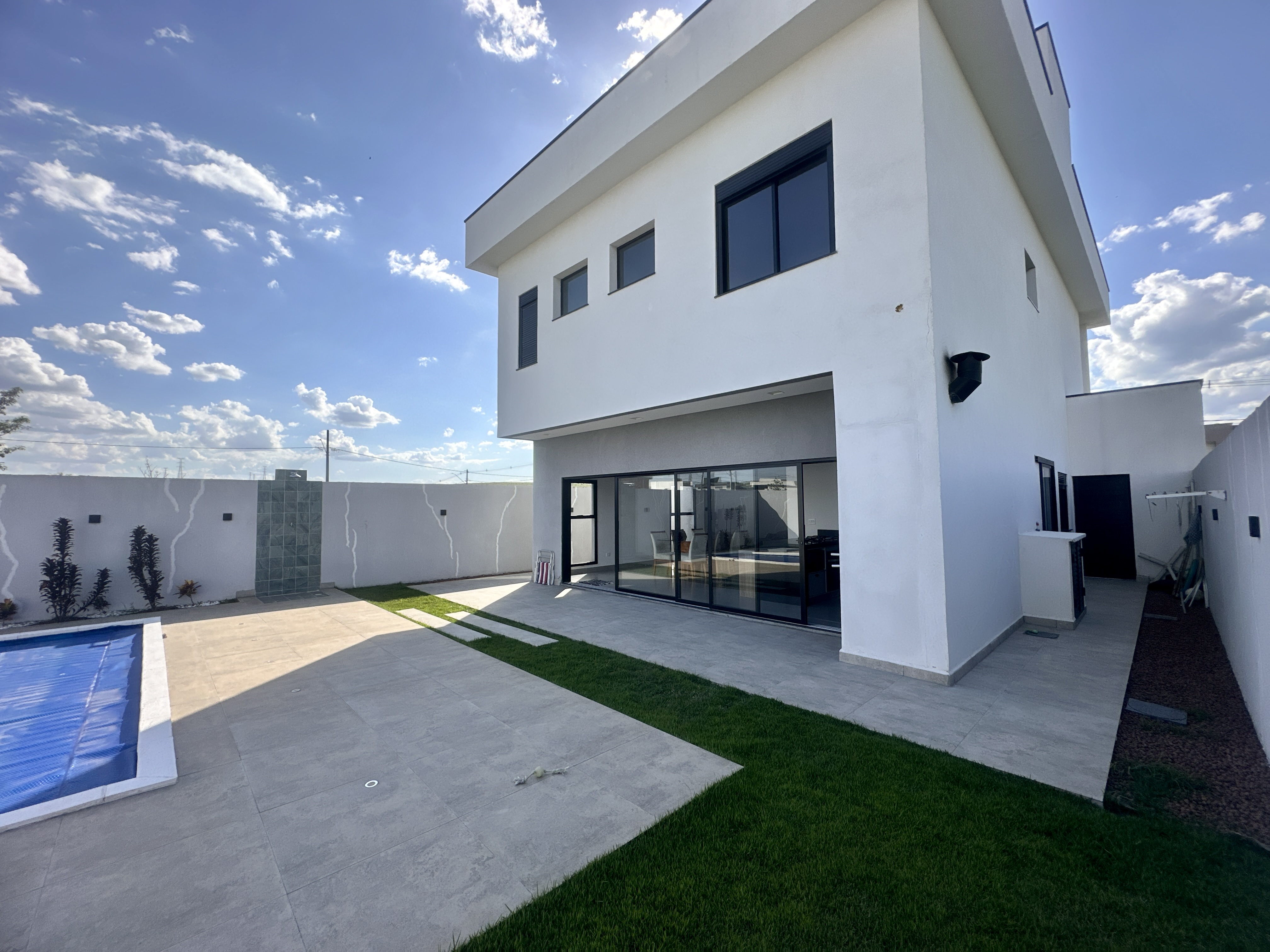 Casa à venda com 4 dormitórios no Condomínio Bella Vitta em Caçapava/SP.