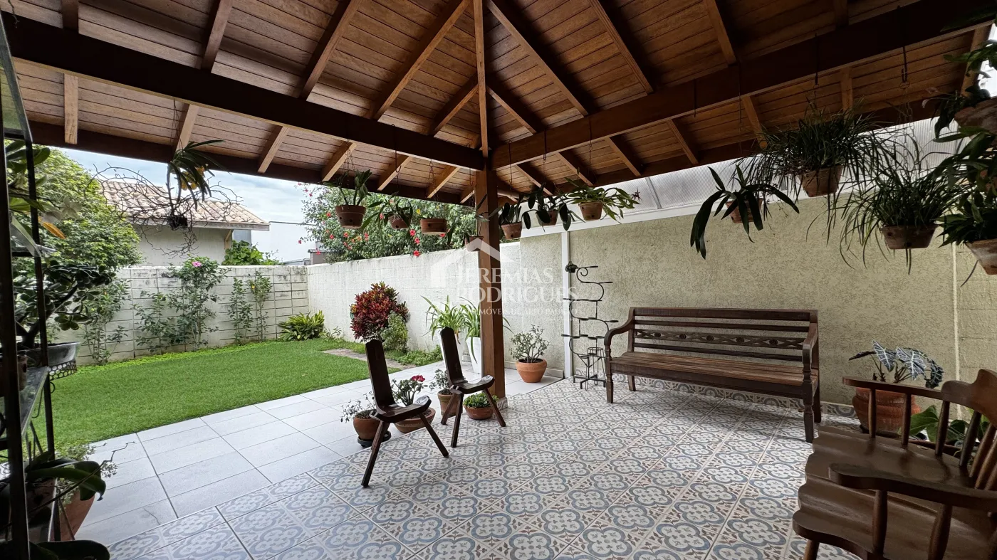 Casa assobradada à venda com 4 dormitórios no Condomínio Jardim das Hortênsias em Taubaté/SP.