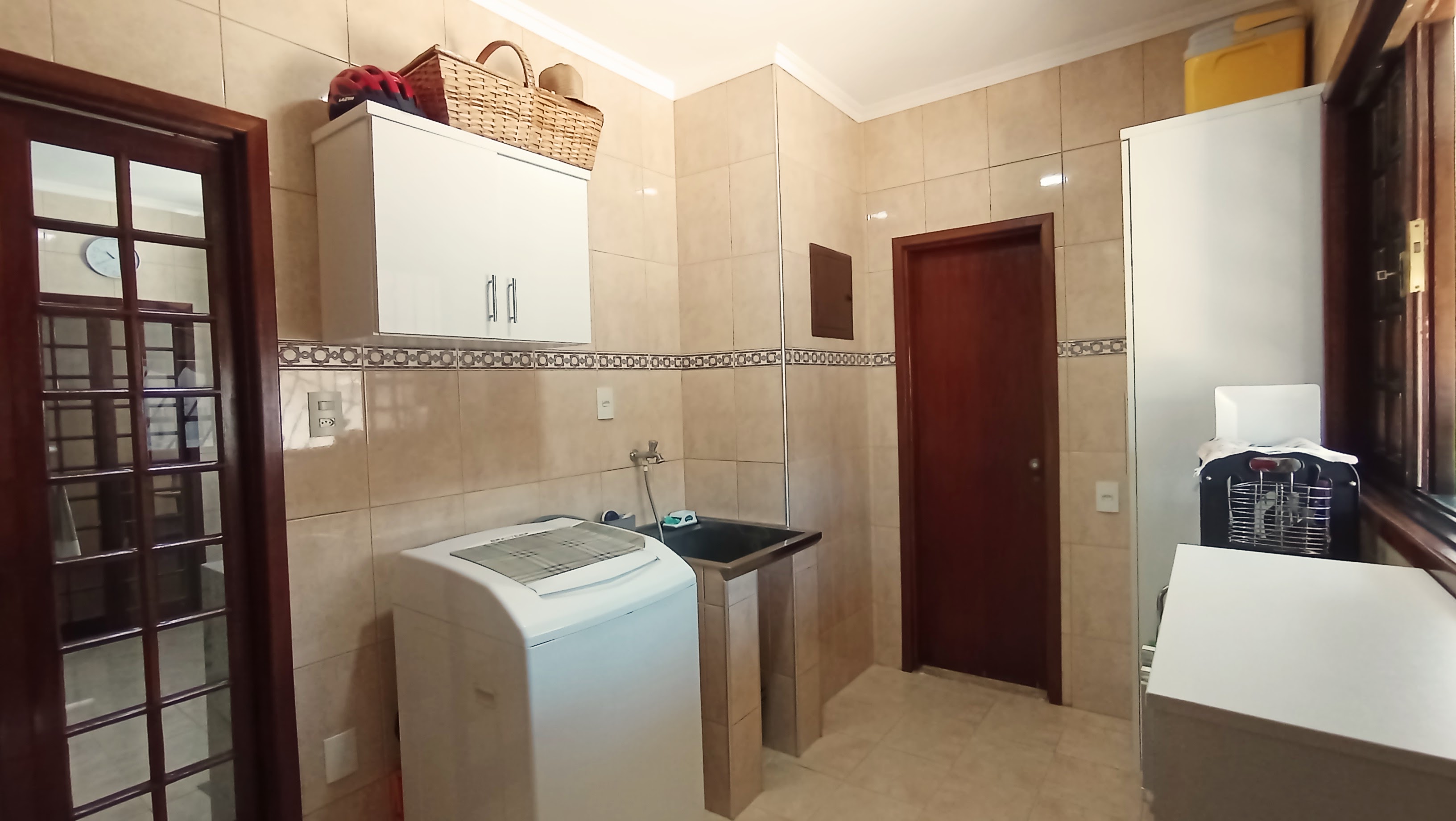 Casa à venda com 3 dormitórios no bairro Jardim do Sol em Taubaté/SP.