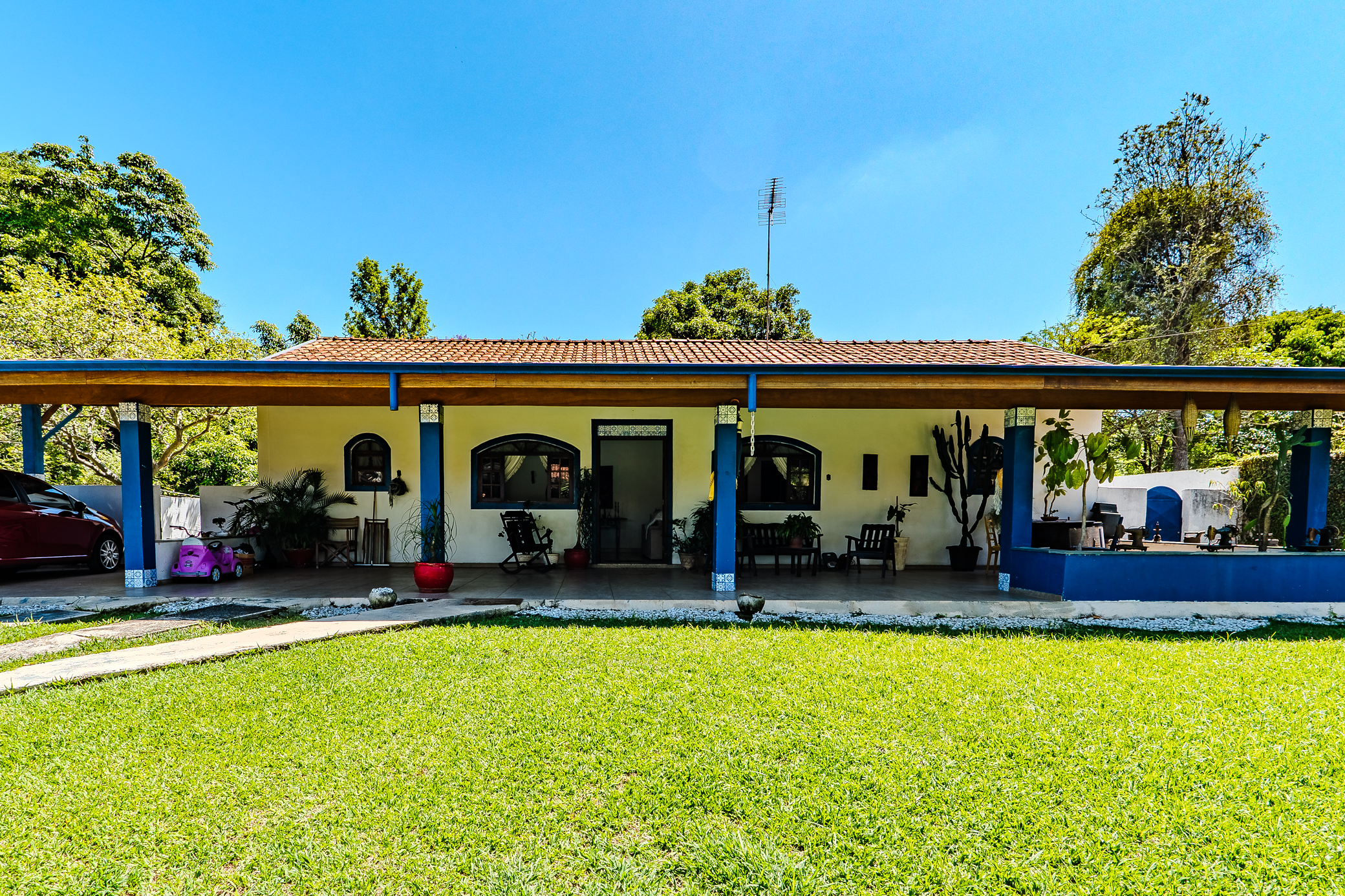 Casa à venda com 4 dormitórios no Condomínio Village Paineiras em Pindamonhangaba/SP.