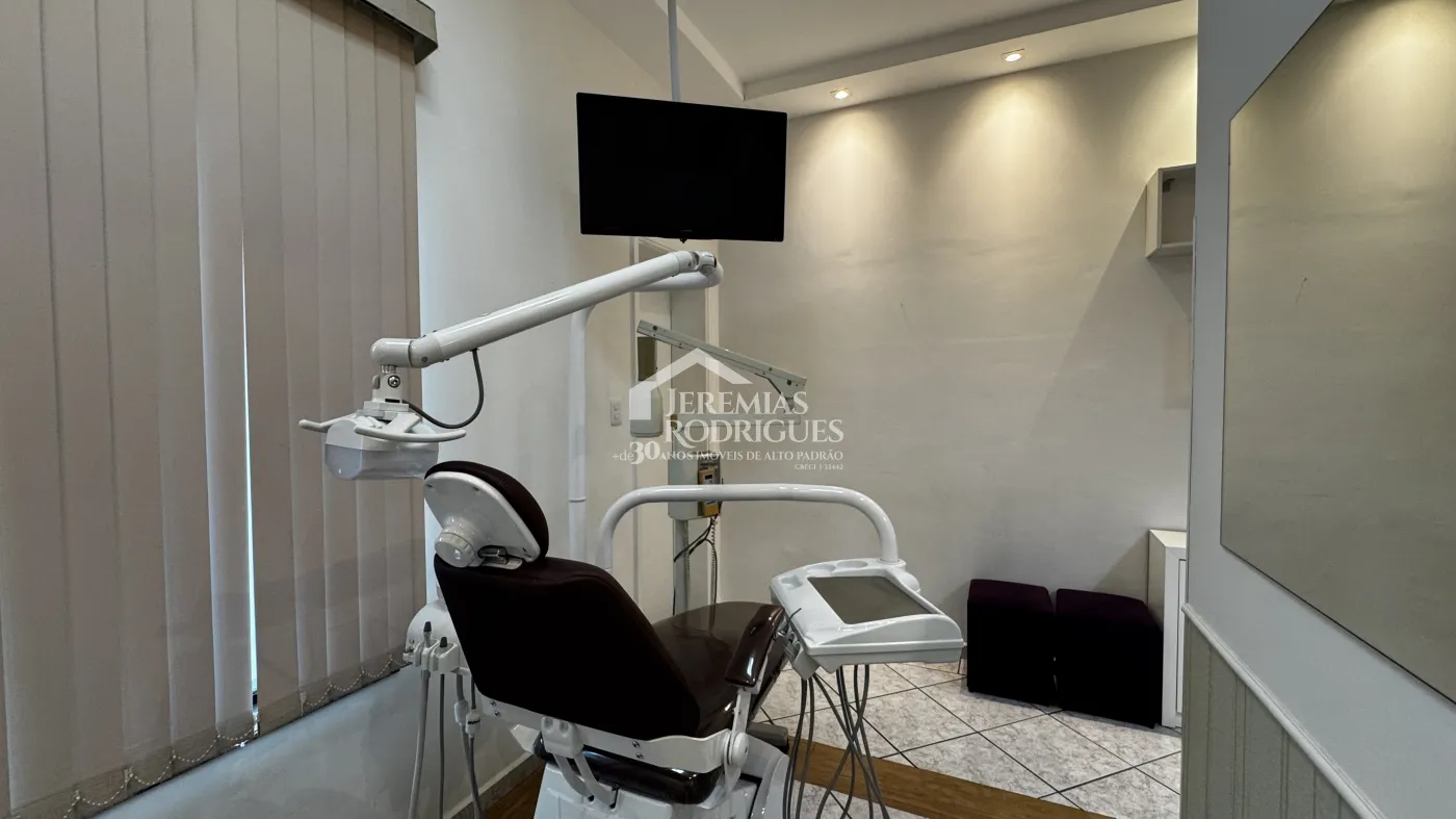 Sala comercial para venda e locação com 327 m² em Pindamonhangaba/SP.