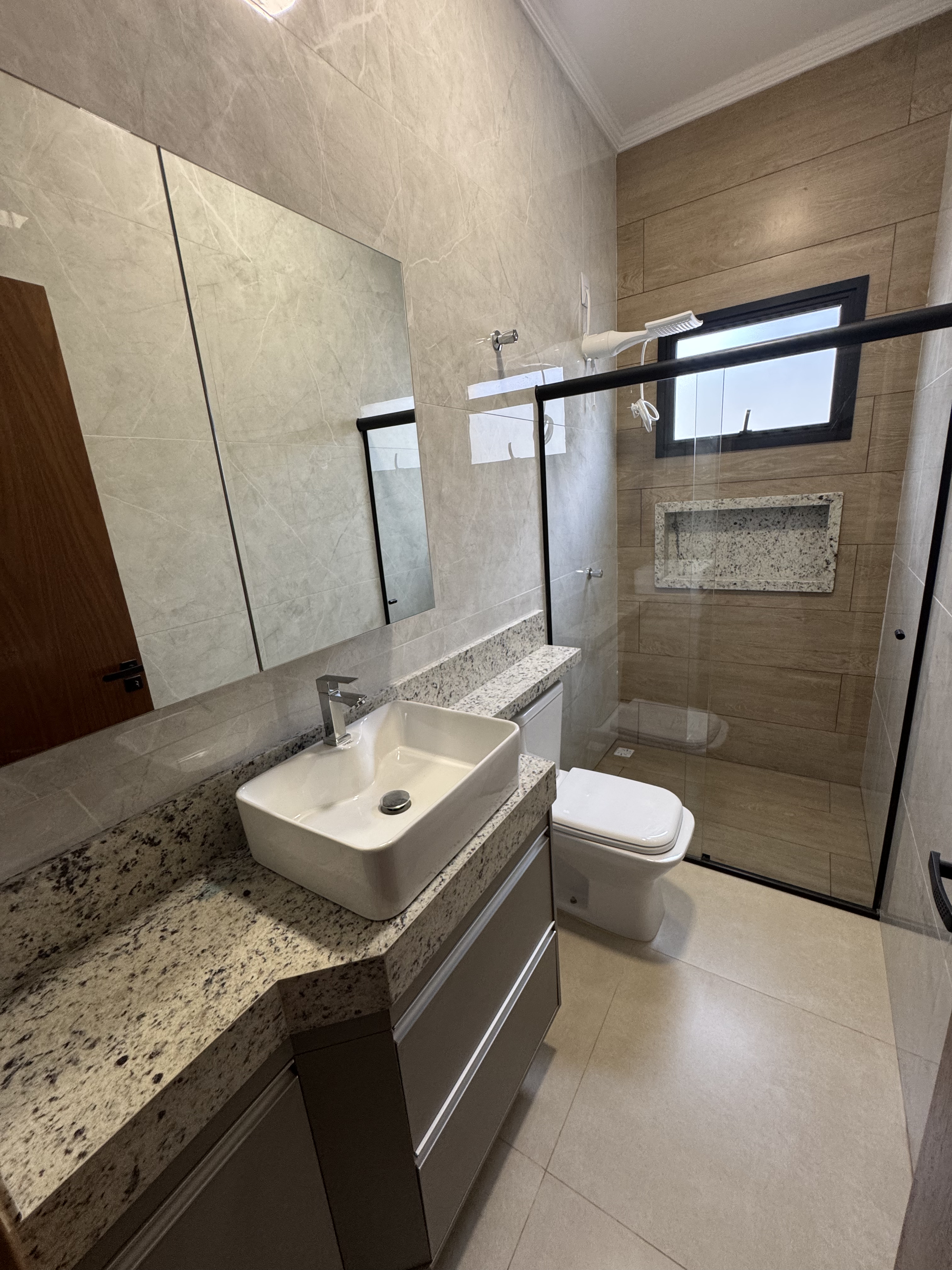 Casa à venda com 3 dormitórios no Condomínio Laguna em Pindamonhangaba/SP.