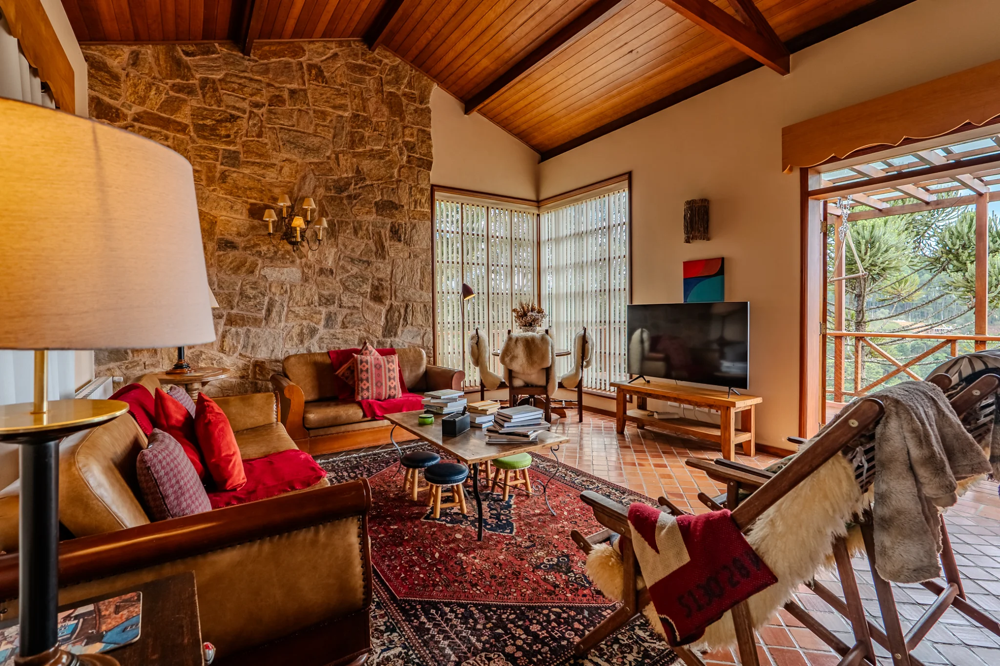 Casa estilo Toscana à venda com 4 suítes no Condomínio Vila Simonsen em Campos do Jordão/SP. 