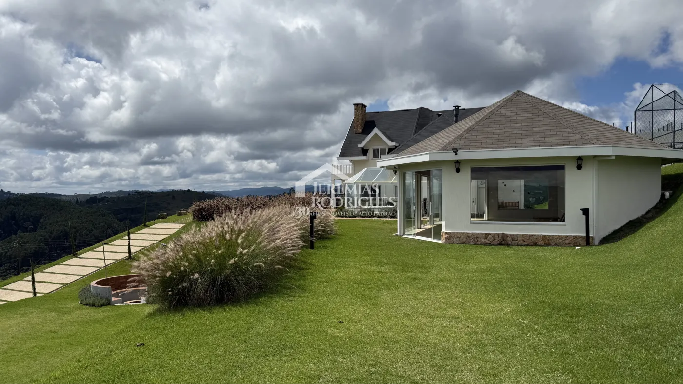 Casa à venda com 4 suítes no Condomínio Jardim Monte Belo em Campos do Jordão/SP.