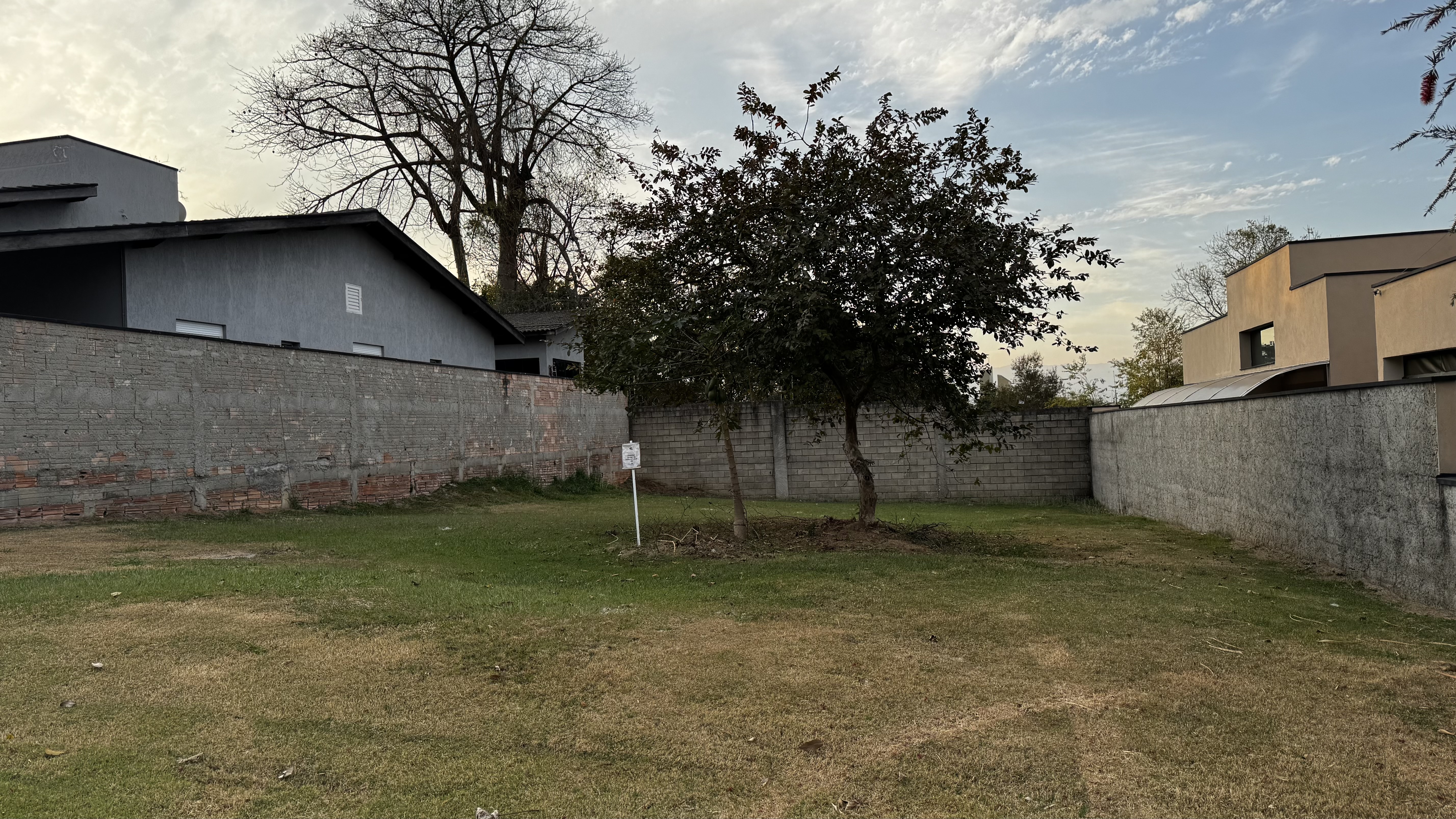 Terreno à venda com 423 m² no Condomínio Reserva dos Lagos em Pindamonhangaba/SP.