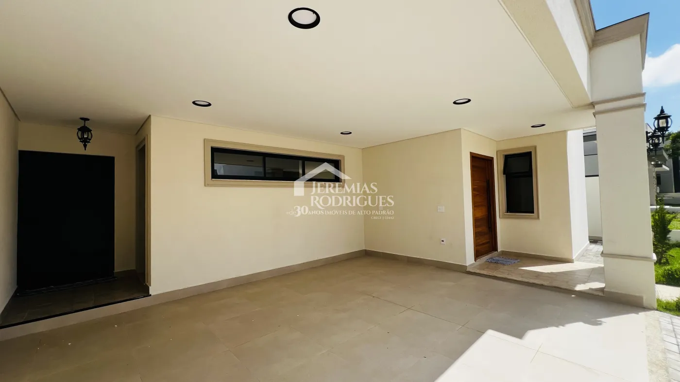 Casa assobradada à venda com 3 suítes no Condomínio e Ouro Ville em Taubaté/SP.