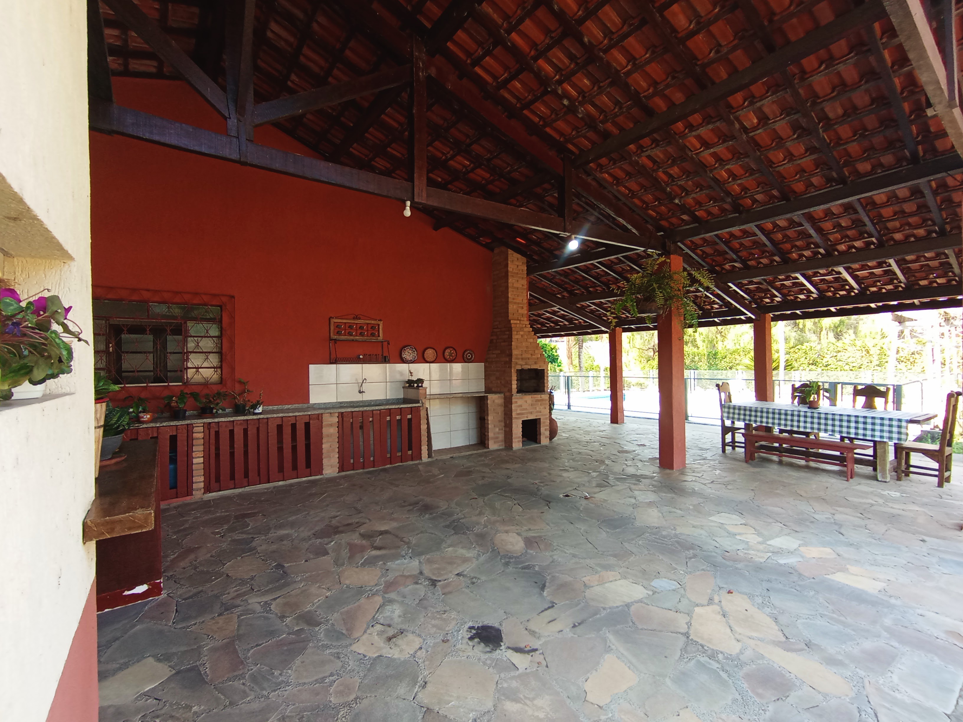 Chácara para venda e locação com 3 dormitórios no bairro Santana em Pindamonhangaba/SP.