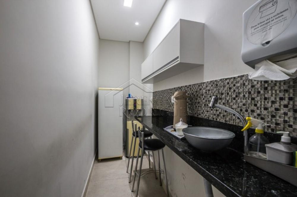 Prédio comercial à venda no Centro em Taubaté/SP. 
