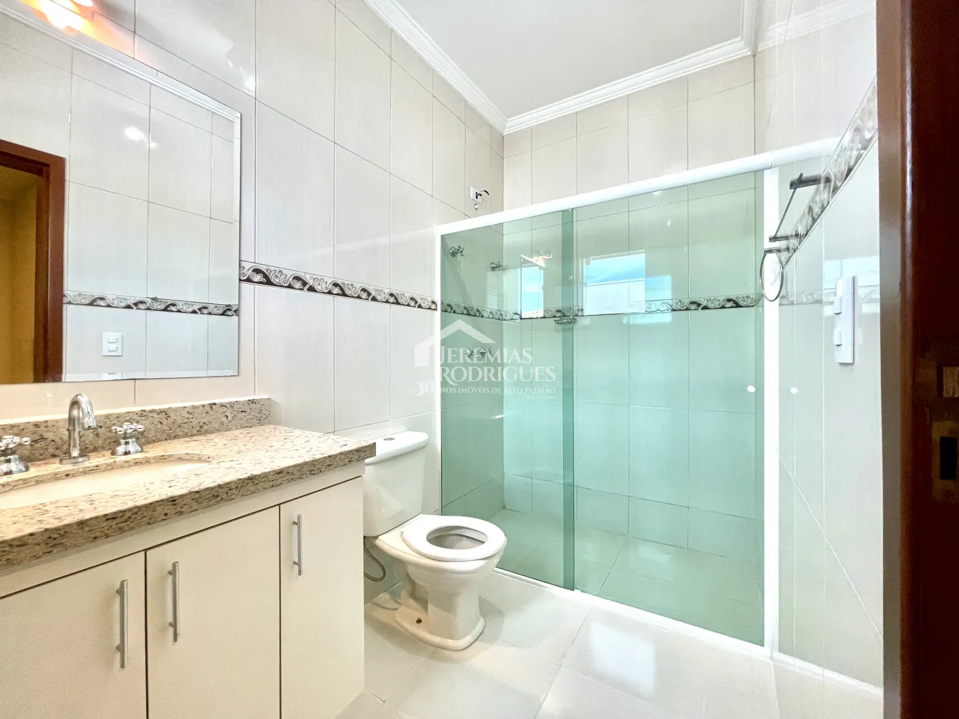 Casa para locação com 3 suítes no Condomínio Campos do Conde III em Tremembé/SP. 