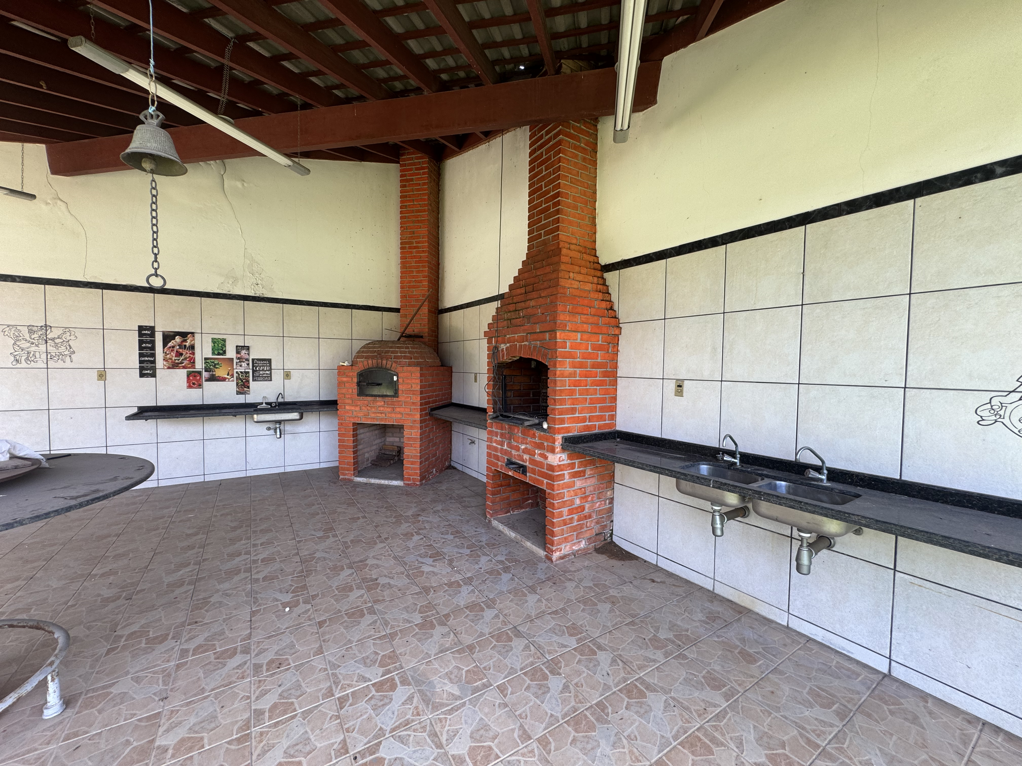 Casa à venda com 5 dormitórios no Condomínio Village Paineiras em Pindamonhangaba/SP.