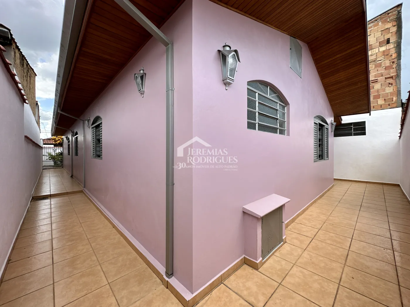 Casa para locação com 3 dormitórios no bairro Jardim Garcez em Taubaté/SP. 