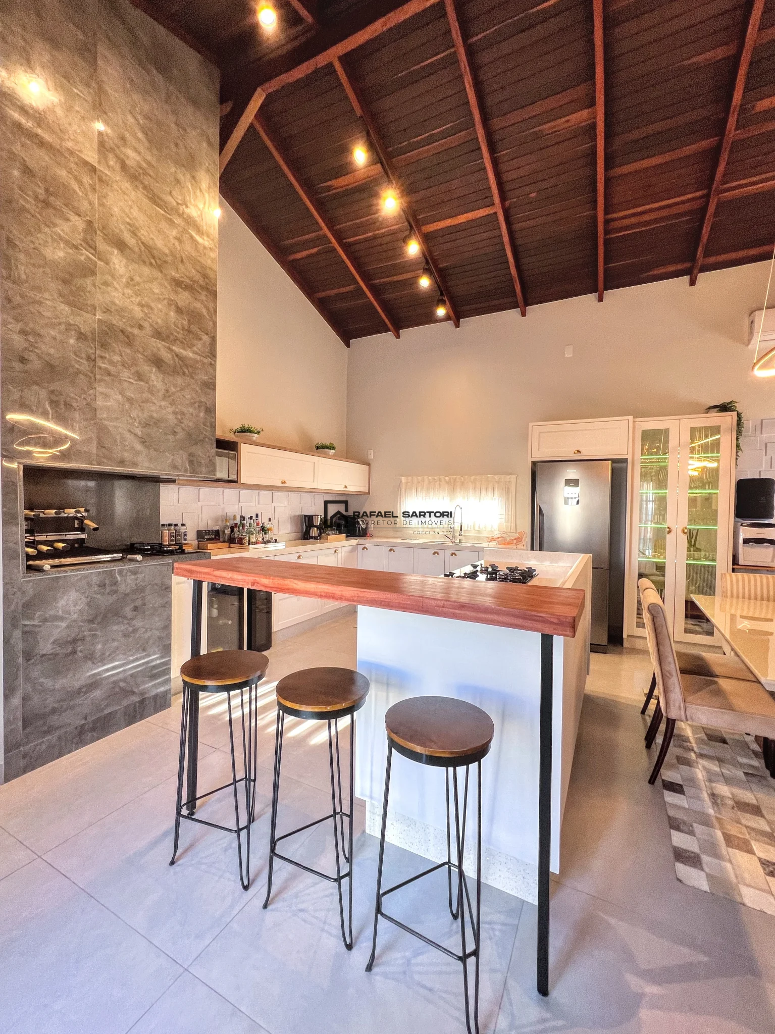 CASA MOBILIADA COM 03 SUITES NO AMIZADE