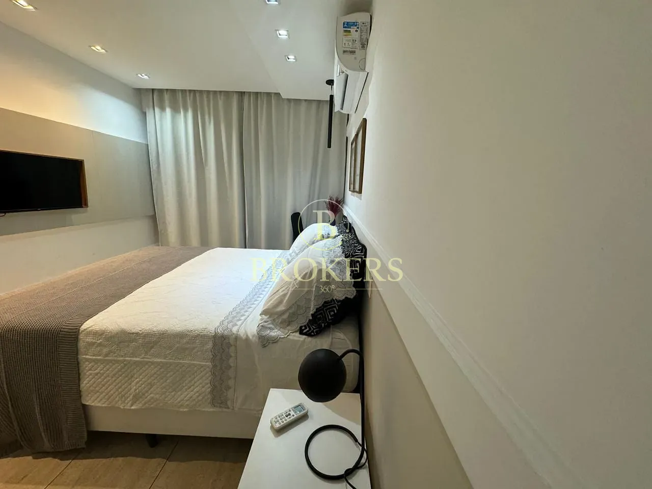 Apartamento a venda. Ipanema na quadra da praia! 2 quartos (1 suíte), varanda com vista mar, vaga,