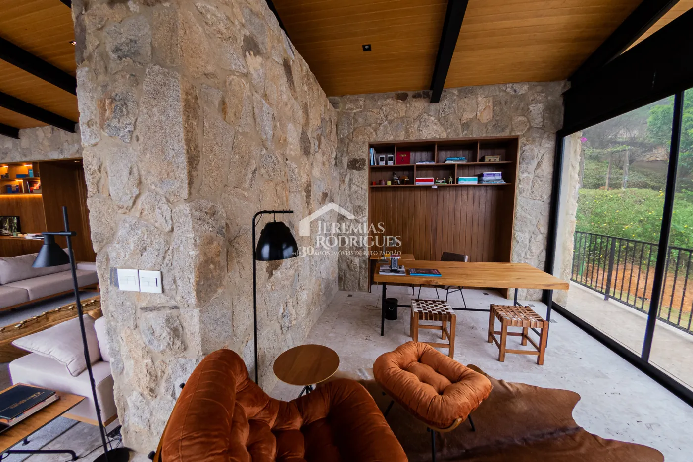 Casa com 5 quartos, 560 m²- Colinas Capivari - Campos do Jordão/SP