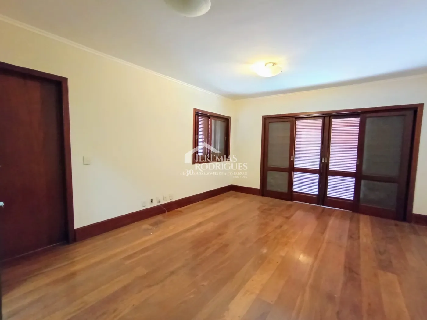 Casa à venda e locação com 4 suítes no Condomínio Colonial Village I em Pindamonhangaba/SP.