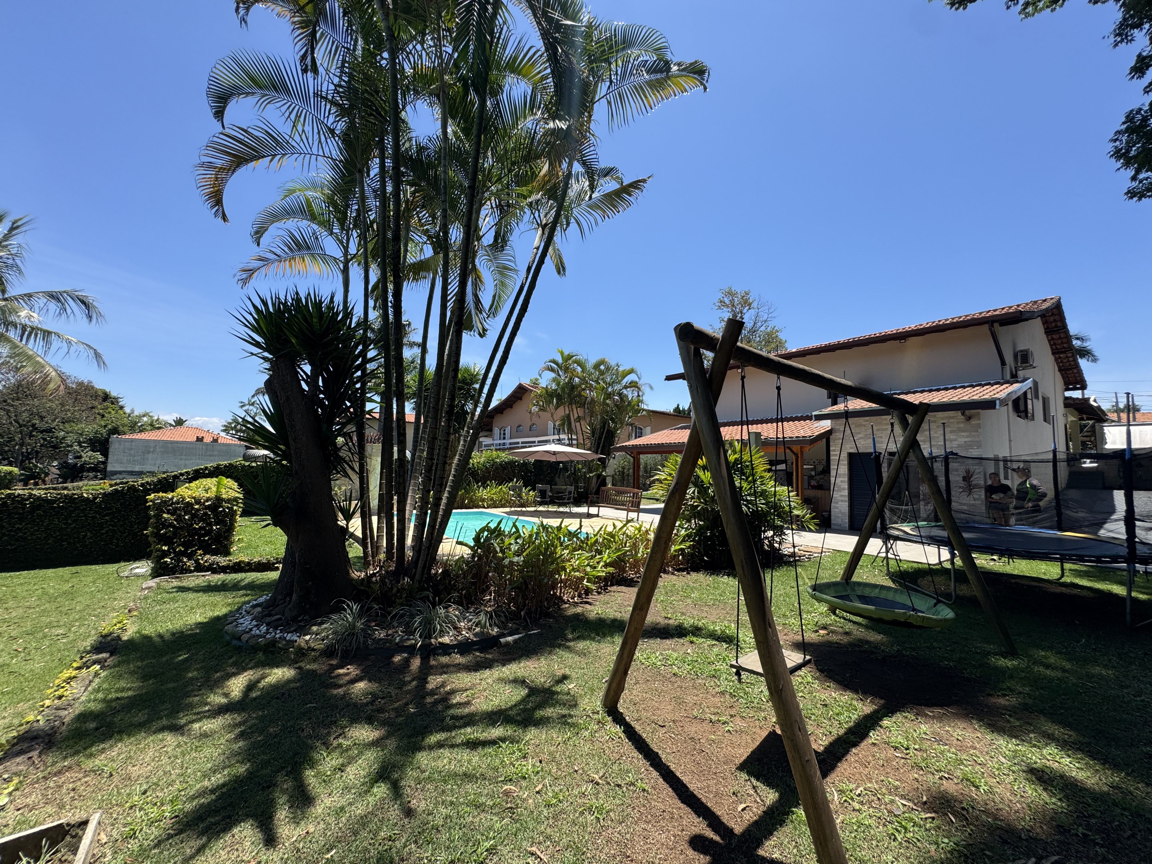 Casa à venda com 4 dormitórios no Condomínio Village Paineiras em Pindamonhangaba/SP.