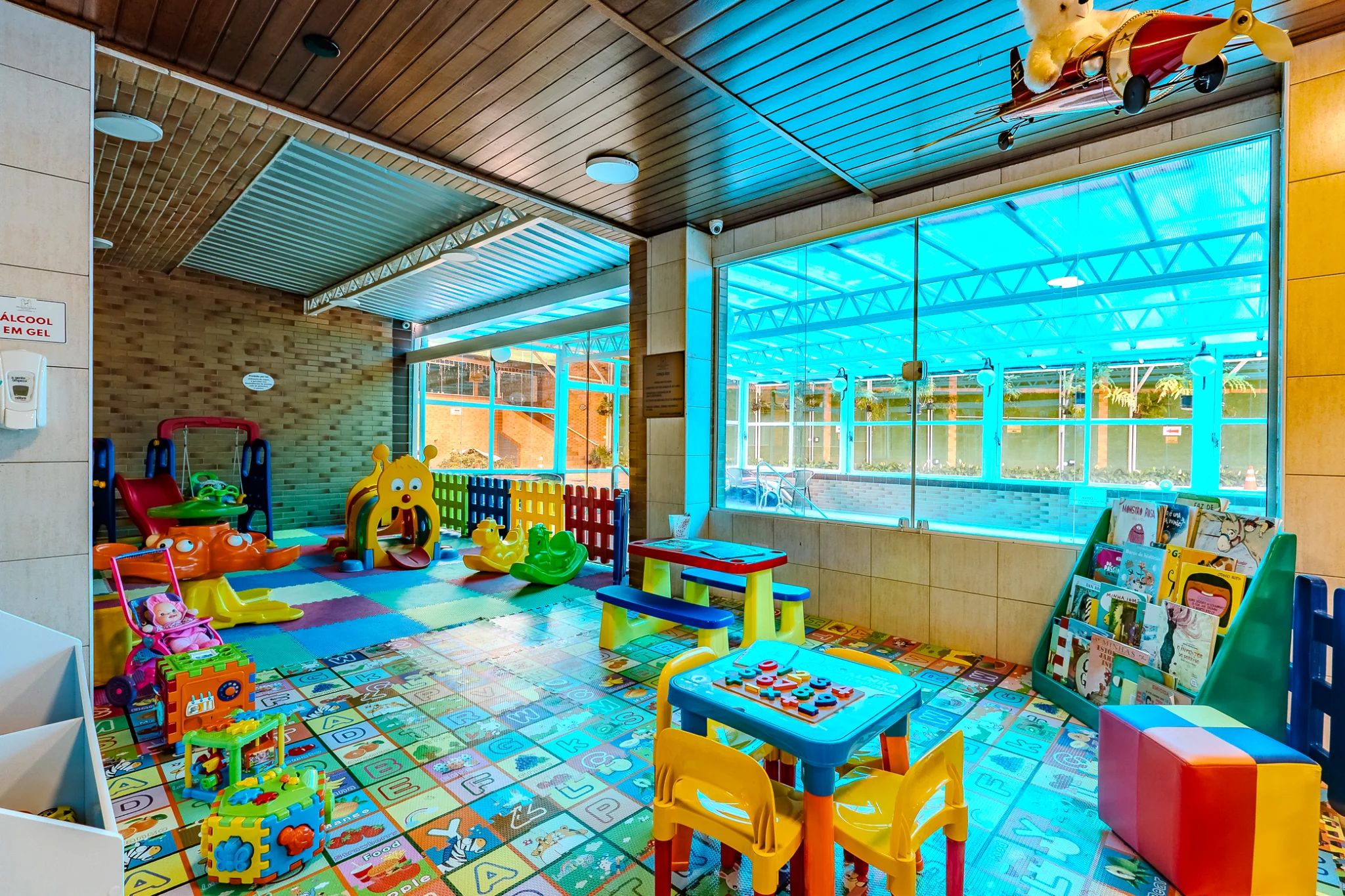 Hotel à venda com 53 apartamentos no Capivari em Campos do Jordão/SP. 