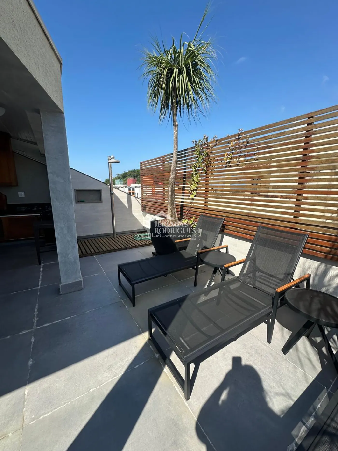 Apartamento duplex à venda com 3 dormitórios, 194 m² no Condomínio Lauro Rezende em Ubatuba/SP.