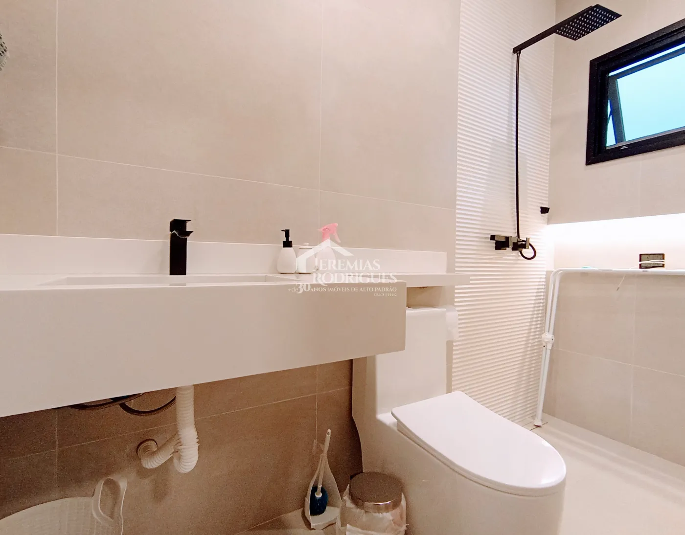 Casa à venda com 5 dormitórios no Condomínio Reserva dos Lagos em Pindamonhangaba/SP.