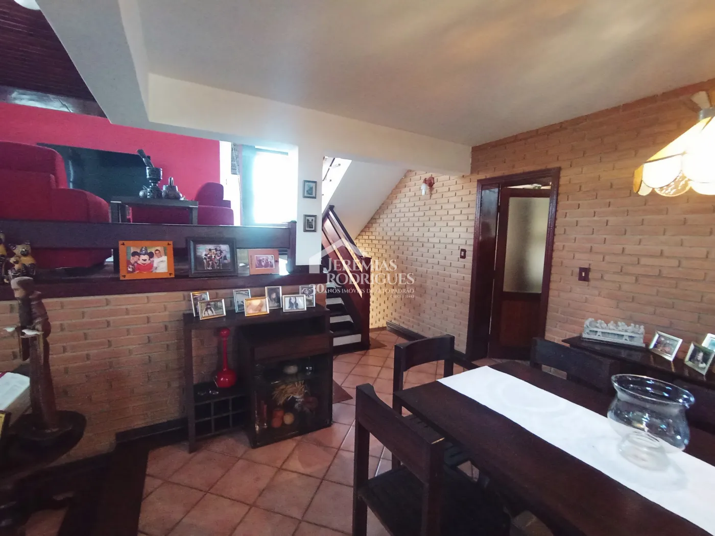 Casa à venda com 4 dormitórios no Condomínio Village Paineiras em Pindamonhangaba/SP.