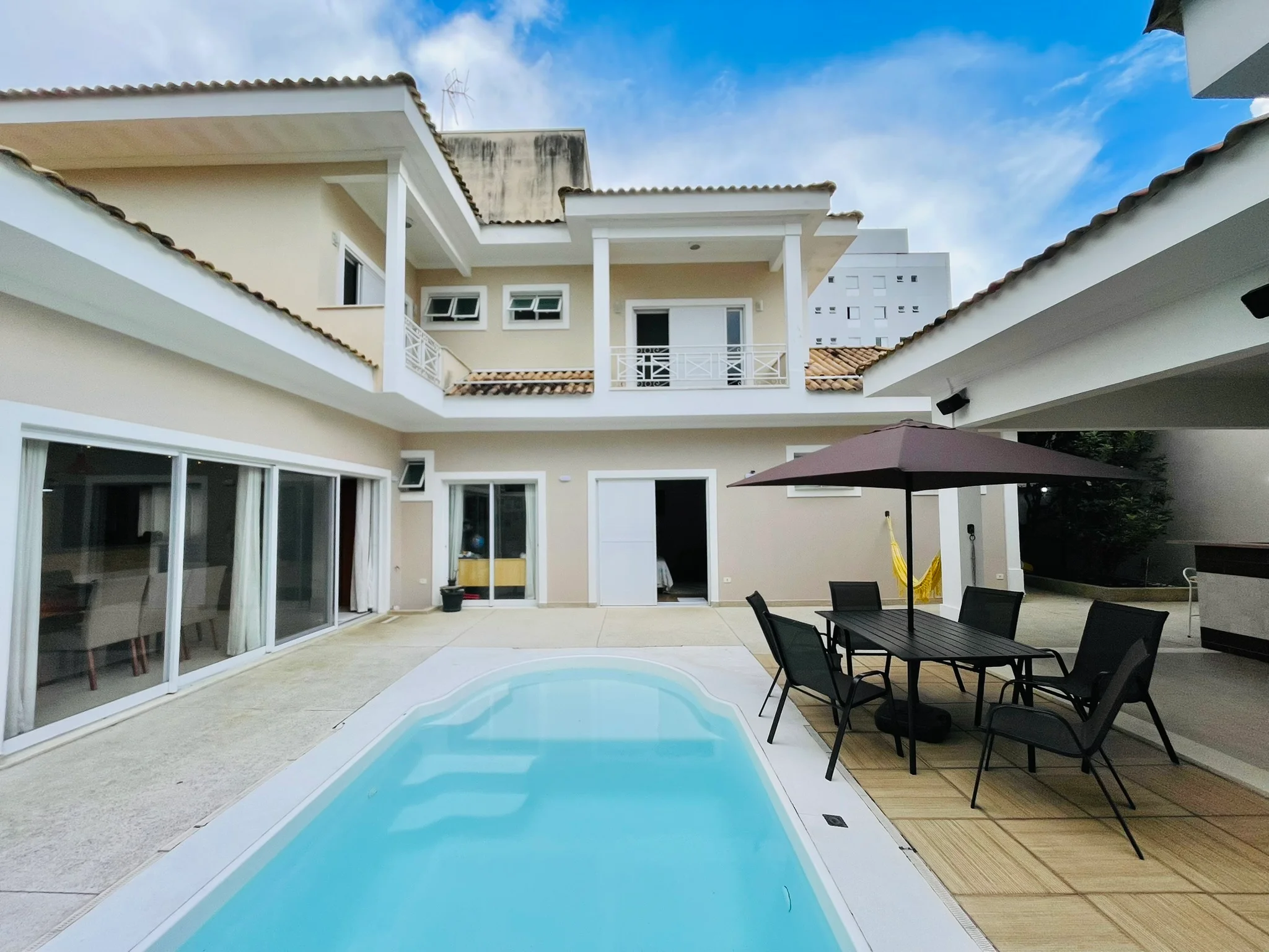 Casa à venda com 4 dormitórios no Condomínio Jardim Oásis em Taubaté/SP. 