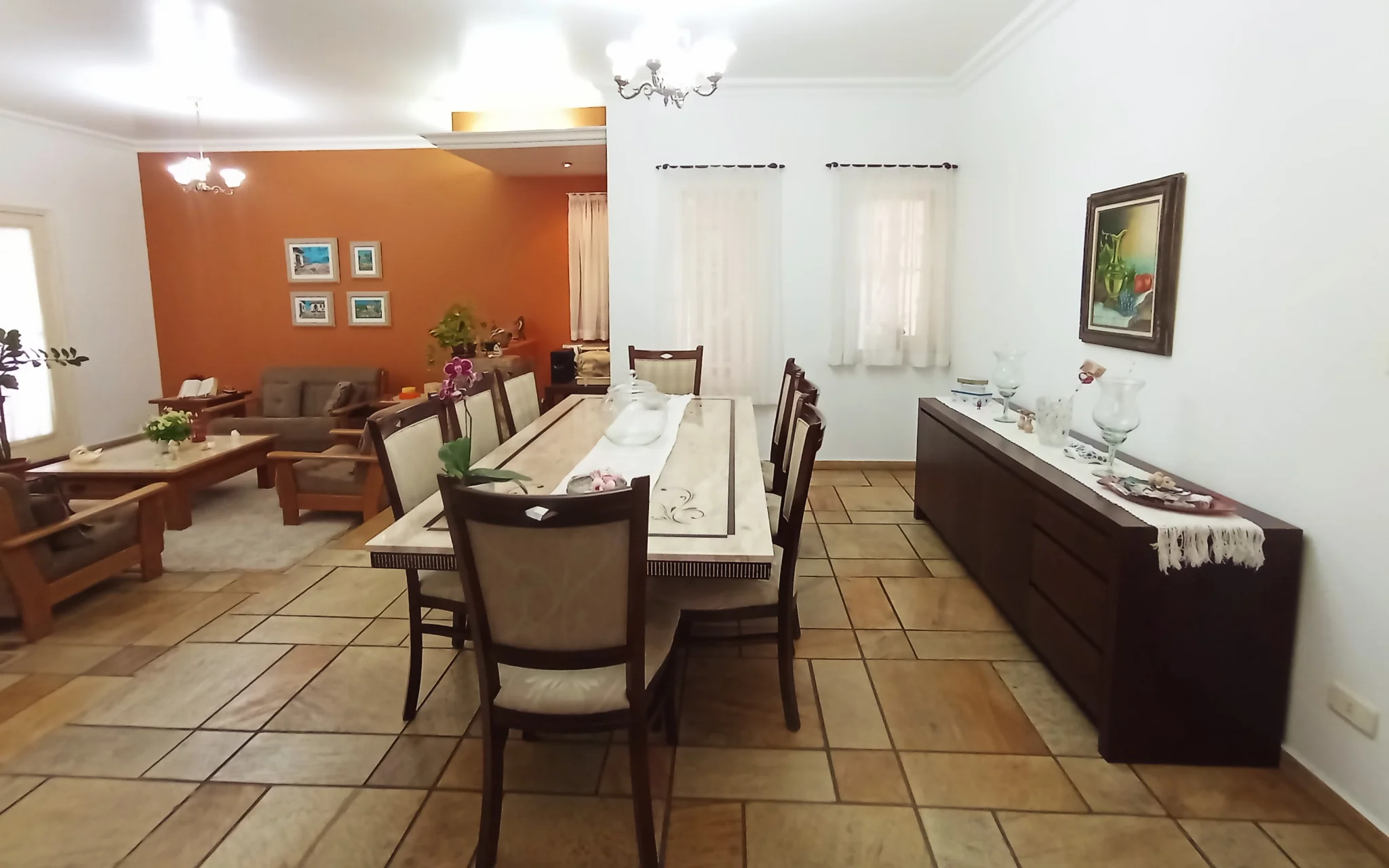 Casa à venda com 4 dormitórios no Residencial Doutor Lessa em Pindamonhangaba/SP. 
