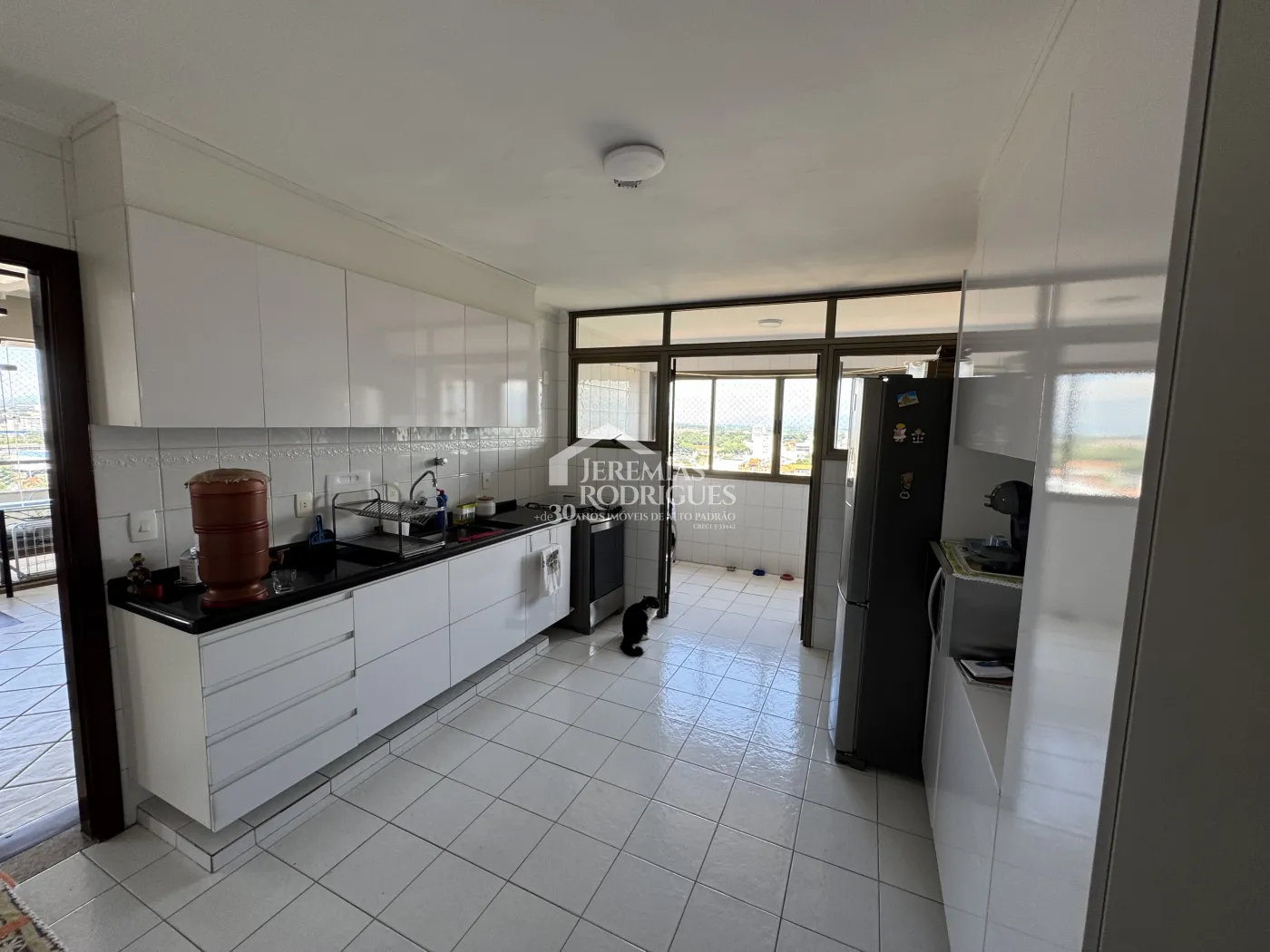 Apartamento à venda com 3 suítes, 276 m² no Edifício Vienna em Pindamonhangaba/SP.