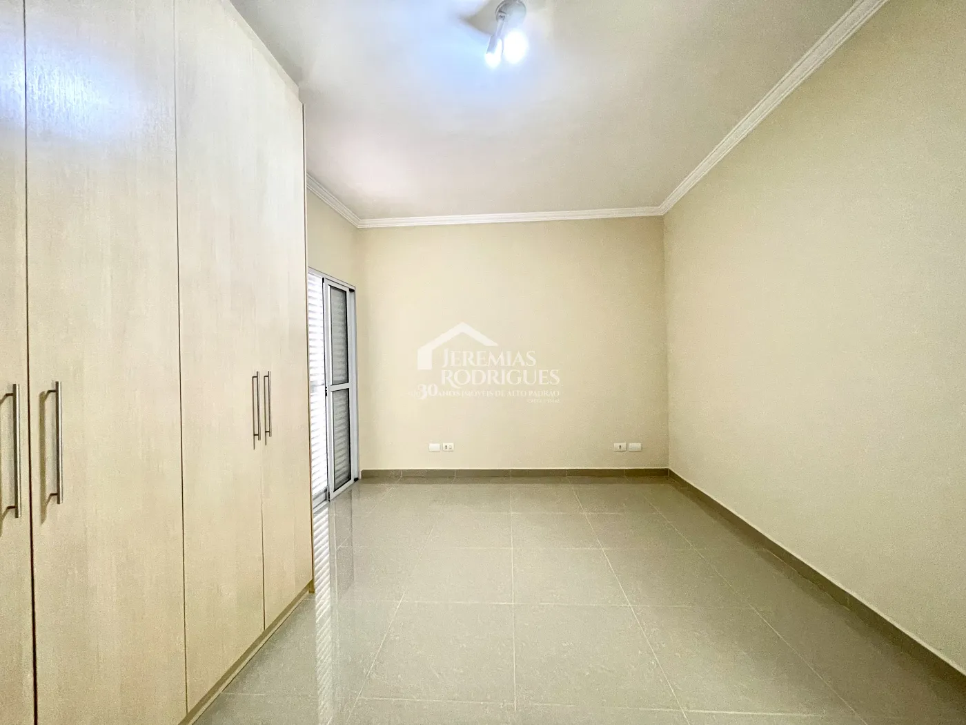 Casa para locação com 3 suítes no Condomínio Campos do Conde III em Tremembé/SP. 