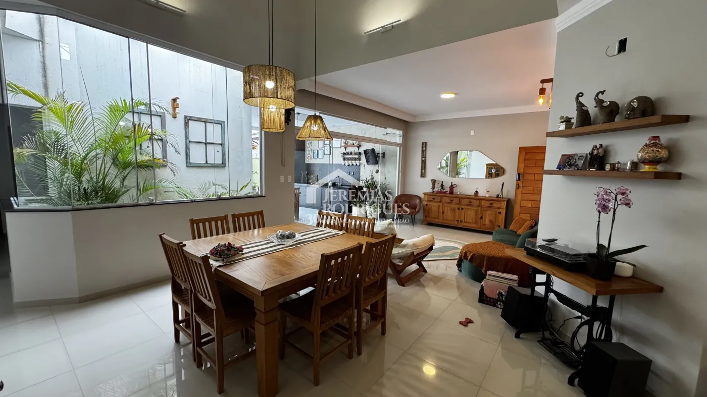 Casa à venda com 4 dormitórios no Condomínio Village do Sol em Pindamonhangaba/SP.