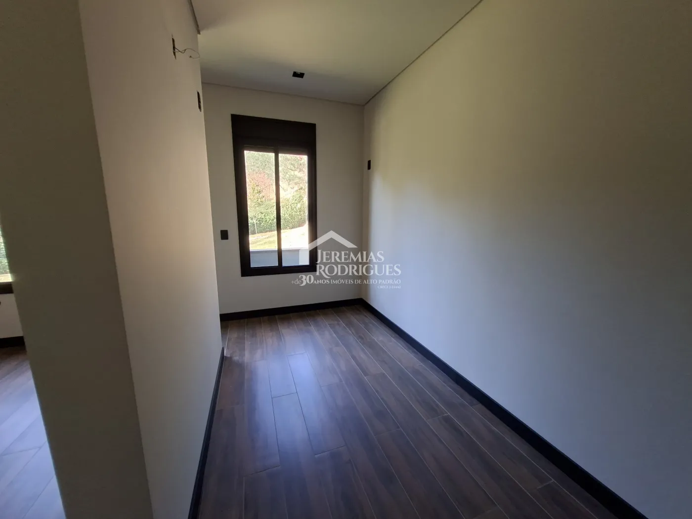 Casa à venda com 4 dormitórios, no Condomínio Parque da Mantiqueira em Santo Antônio do Pinhal/SP.